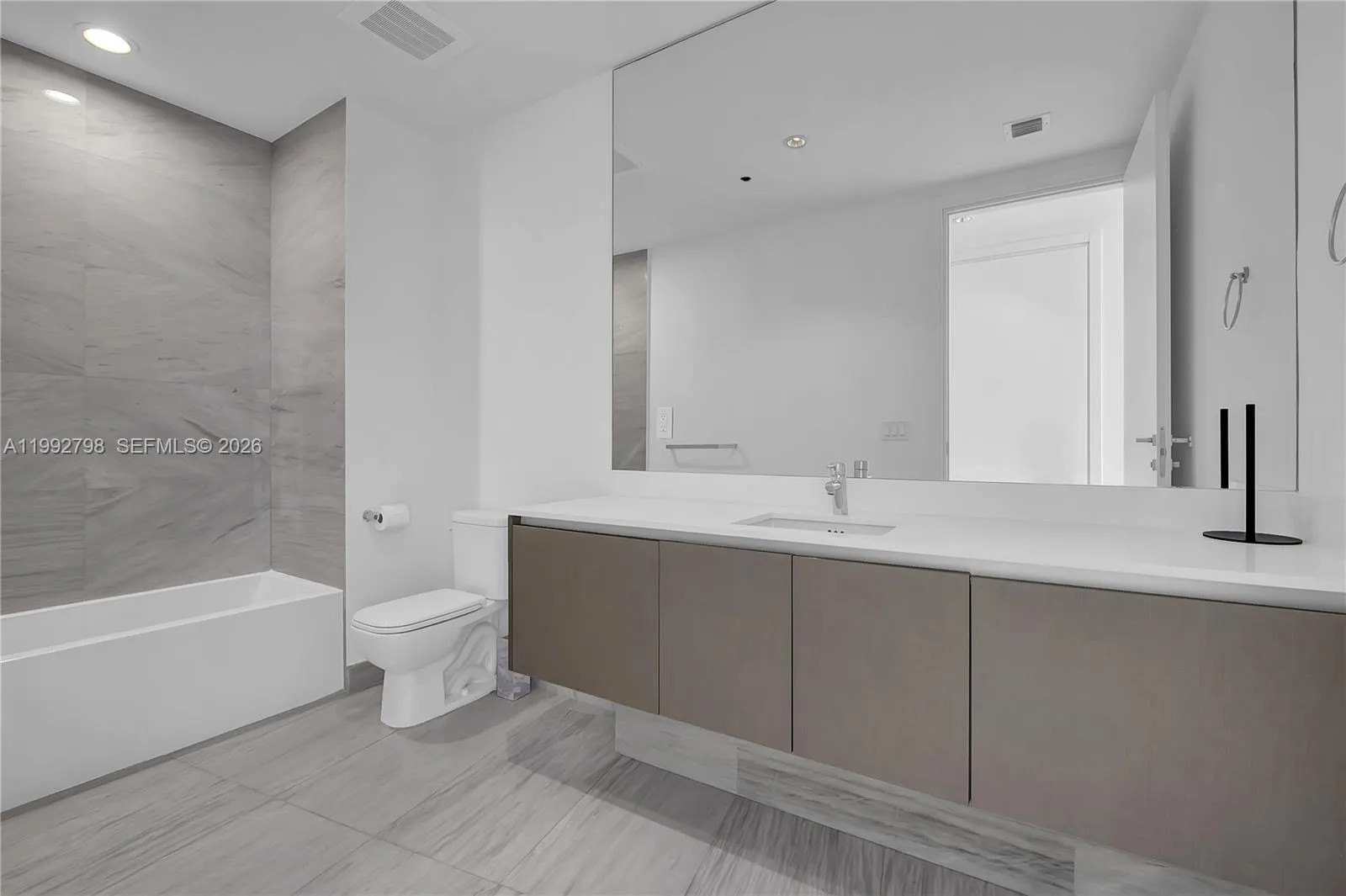 3300 Ne 188th St 615, Aventura, Florida 33180, Aventura, Florida 33180, 3 Bedrooms Bedrooms, ,5 BathroomsBathrooms,Residential,For Sale,3300 Ne 188th St 615, Aventura, Florida 33180,A11992798