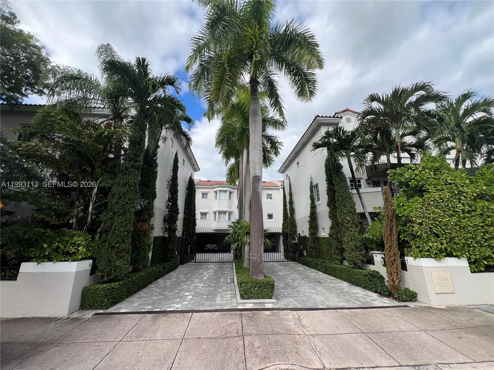 261 Navarre Ave A-4, Coral Gables, Florida 33134, Coral Gables, Florida 33134, 3 Bedrooms Bedrooms, ,2 BathroomsBathrooms,Residential Lease,For Rent,261 Navarre Ave A-4, Coral Gables, Florida 33134,A11993113