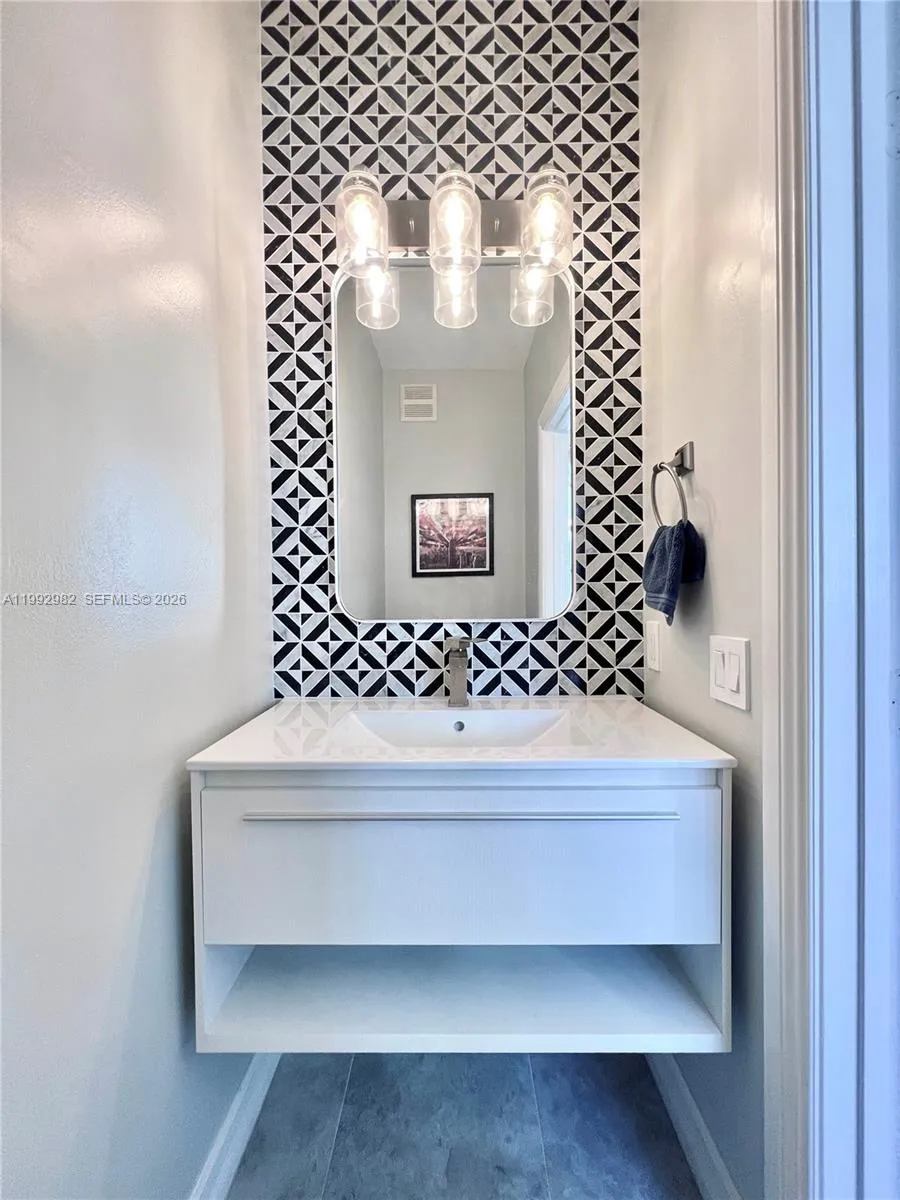 450 Ne 2nd Ave 5, Fort Lauderdale, Florida 33301, Fort Lauderdale, Florida 33301, 2 Bedrooms Bedrooms, ,2 BathroomsBathrooms,Residential Lease,For Rent,450 Ne 2nd Ave 5, Fort Lauderdale, Florida 33301,A11992982