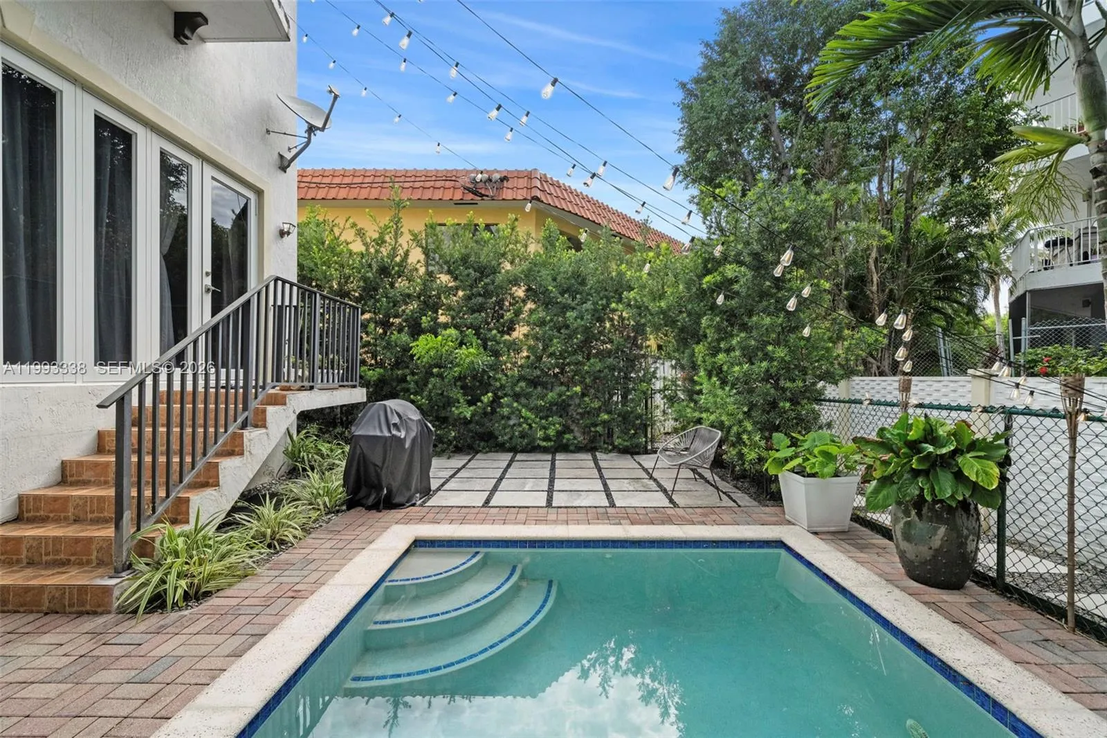 Backyard/w private Pool