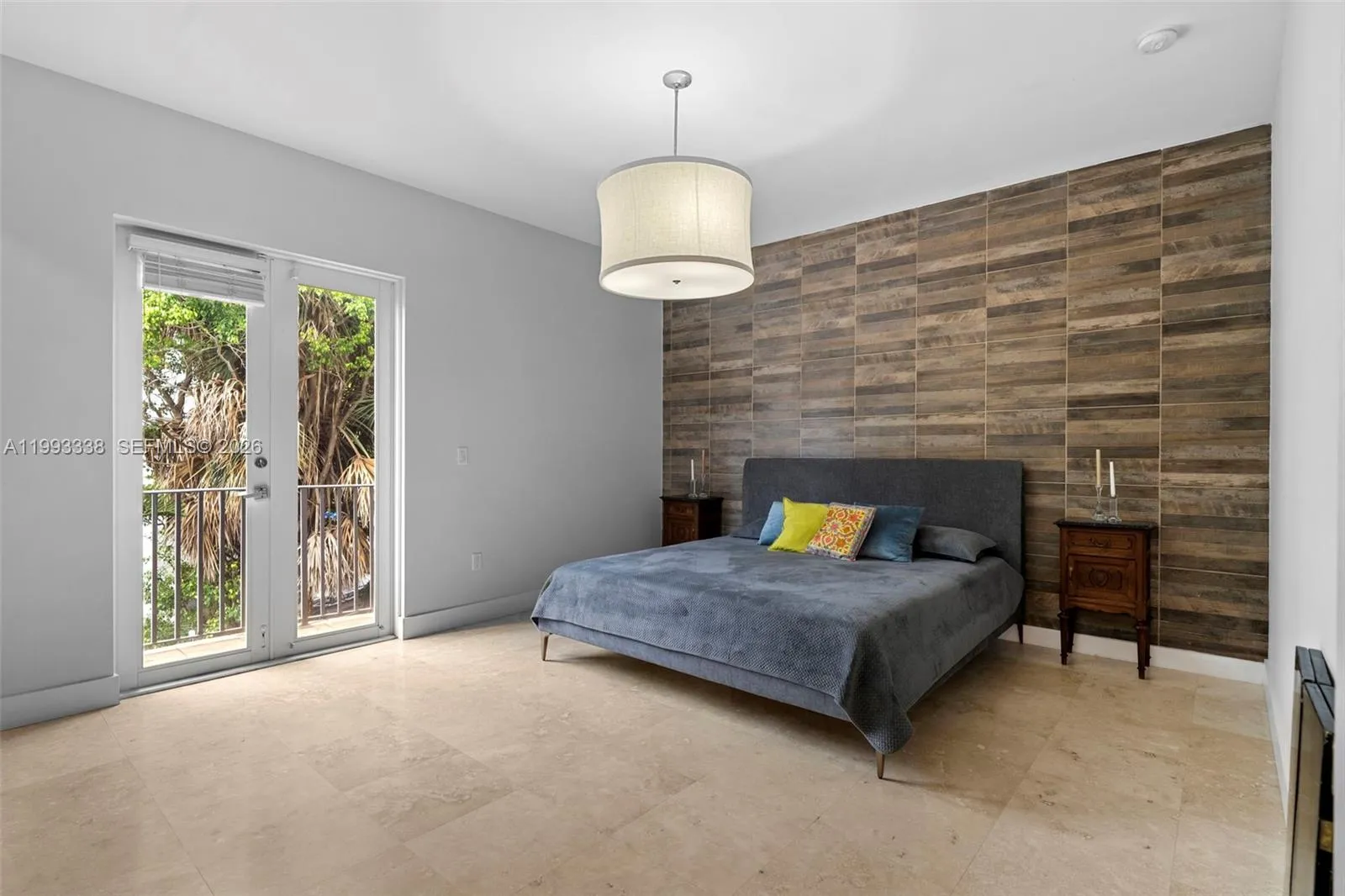 Large & Stylish Master Bedroom/w Private Balcony