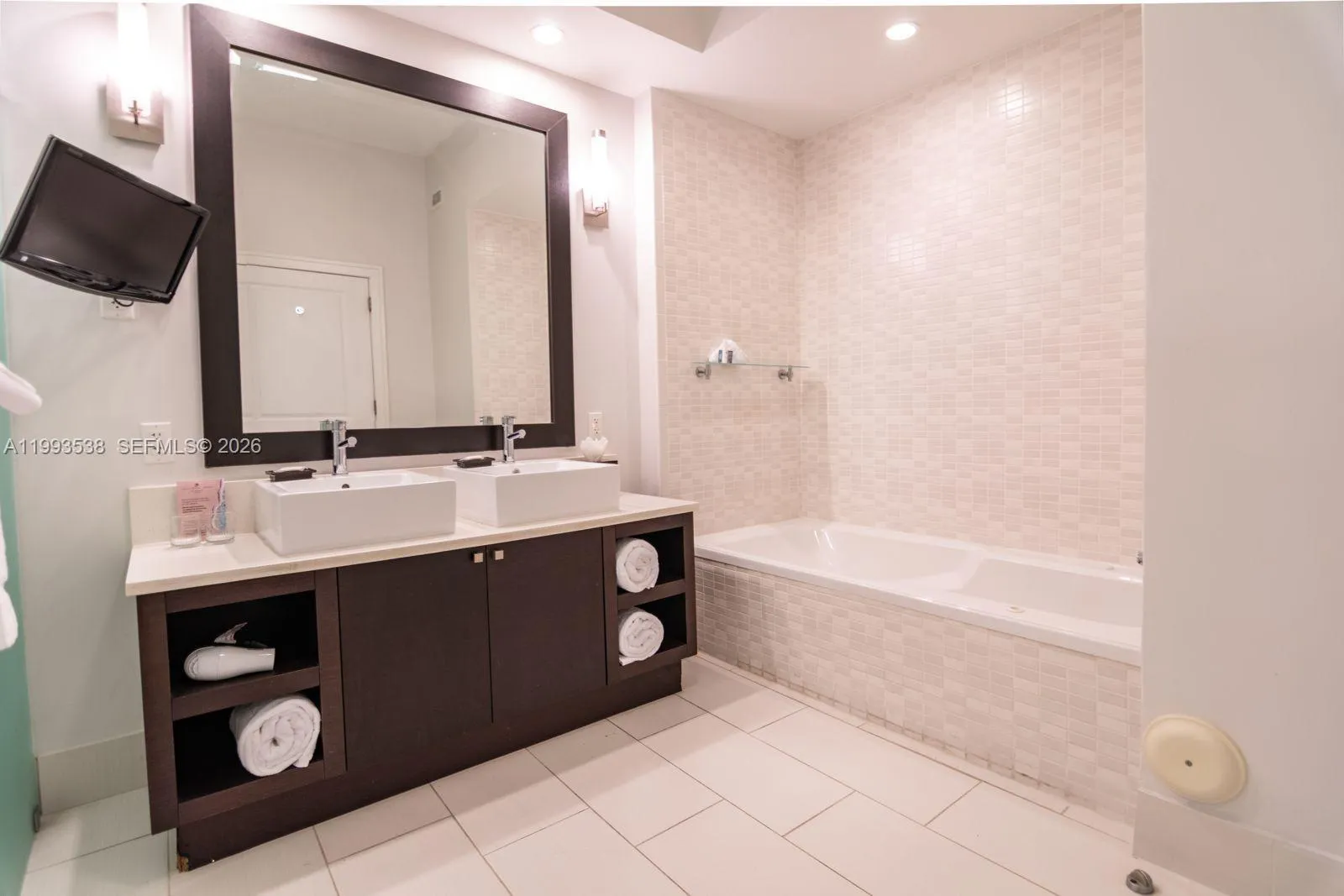 5300 Nw 87th Ave 1407, Doral, Florida 33178, Doral, Florida 33178, 1 Bedroom Bedrooms, ,1 BathroomBathrooms,Residential,For Sale,5300 Nw 87th Ave 1407, Doral, Florida 33178,A11993538