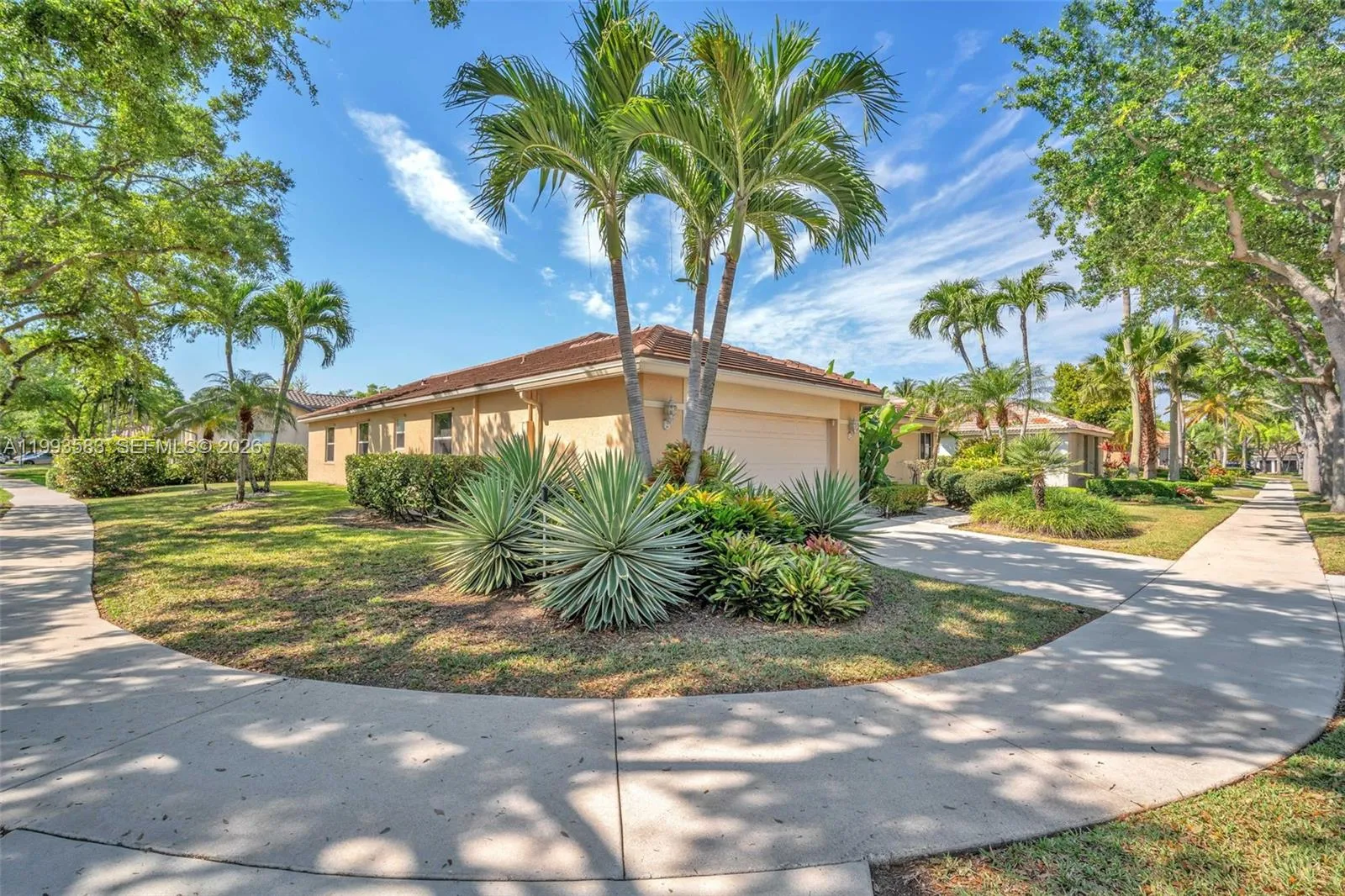 290 Landings Blvd, Weston, Florida 33327, Weston, Florida 33327, 4 Bedrooms Bedrooms, ,3 BathroomsBathrooms,Residential,For Sale,290 Landings Blvd, Weston, Florida 33327,A11993583