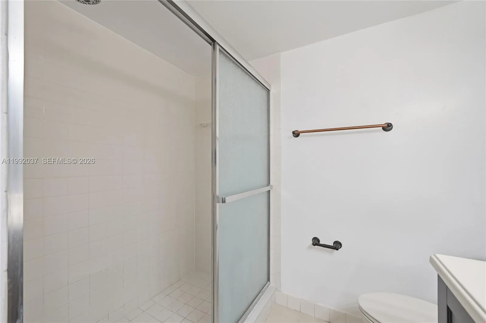 Bathroom with clean finishes and ample space