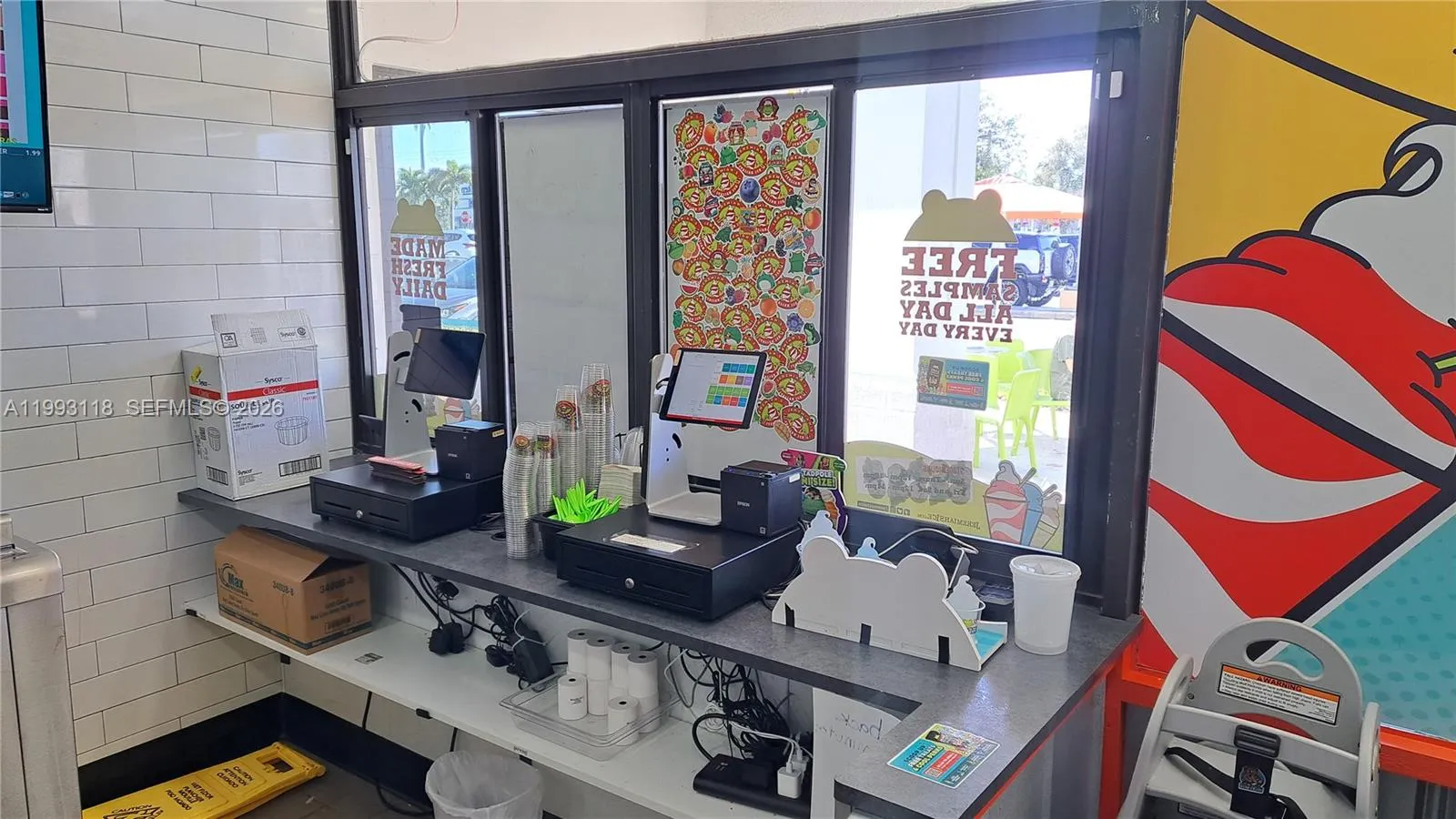 DUAL WINDOW SERVICE TO OUTSIDE PATIO