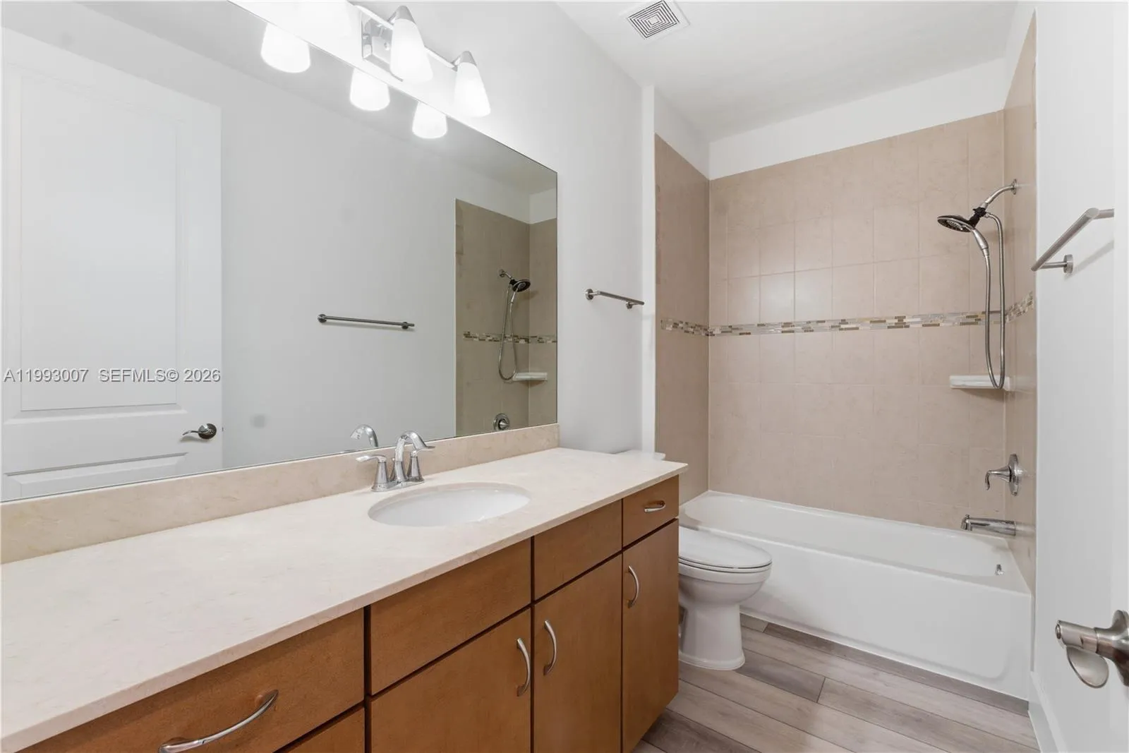 Guest bathroom Upstairs