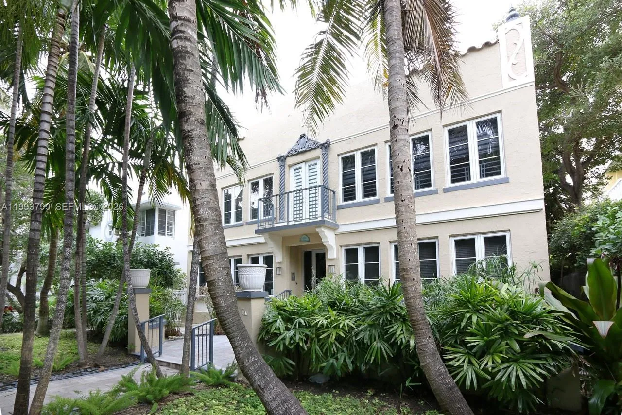 1018 Meridian Ave 6, Miami Beach, Florida 33139, Miami Beach, Florida 33139, 2 Bedrooms Bedrooms, ,2 BathroomsBathrooms,Residential Lease,For Rent,1018 Meridian Ave 6, Miami Beach, Florida 33139,A11993799