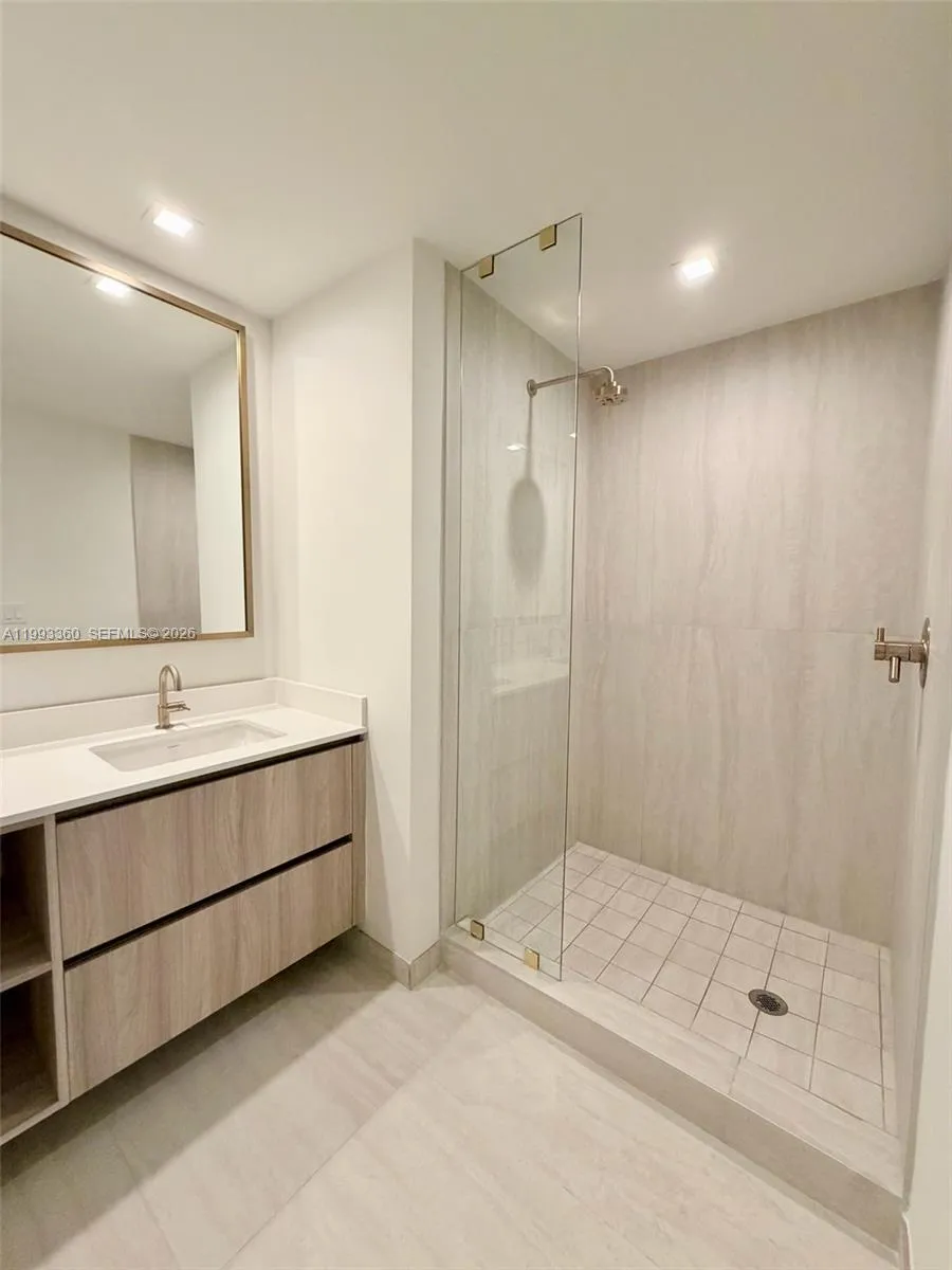 77 Se 5th St 1608, Miami, Florida 33131, Miami, Florida 33131, 1 Bedroom Bedrooms, ,1 BathroomBathrooms,Residential Lease,For Rent,77 Se 5th St 1608, Miami, Florida 33131,A11993360