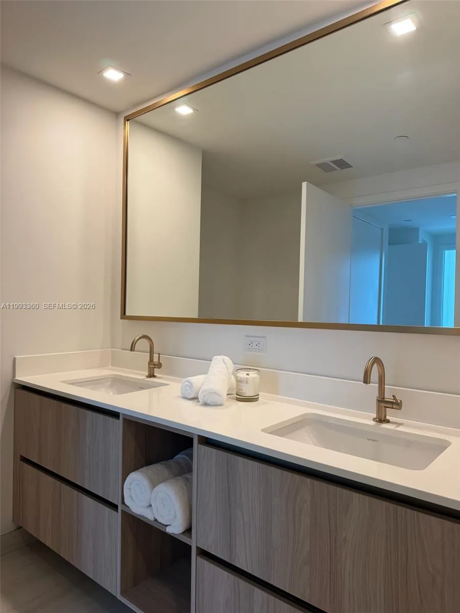 77 Se 5th St 1608, Miami, Florida 33131, Miami, Florida 33131, 1 Bedroom Bedrooms, ,1 BathroomBathrooms,Residential Lease,For Rent,77 Se 5th St 1608, Miami, Florida 33131,A11993360