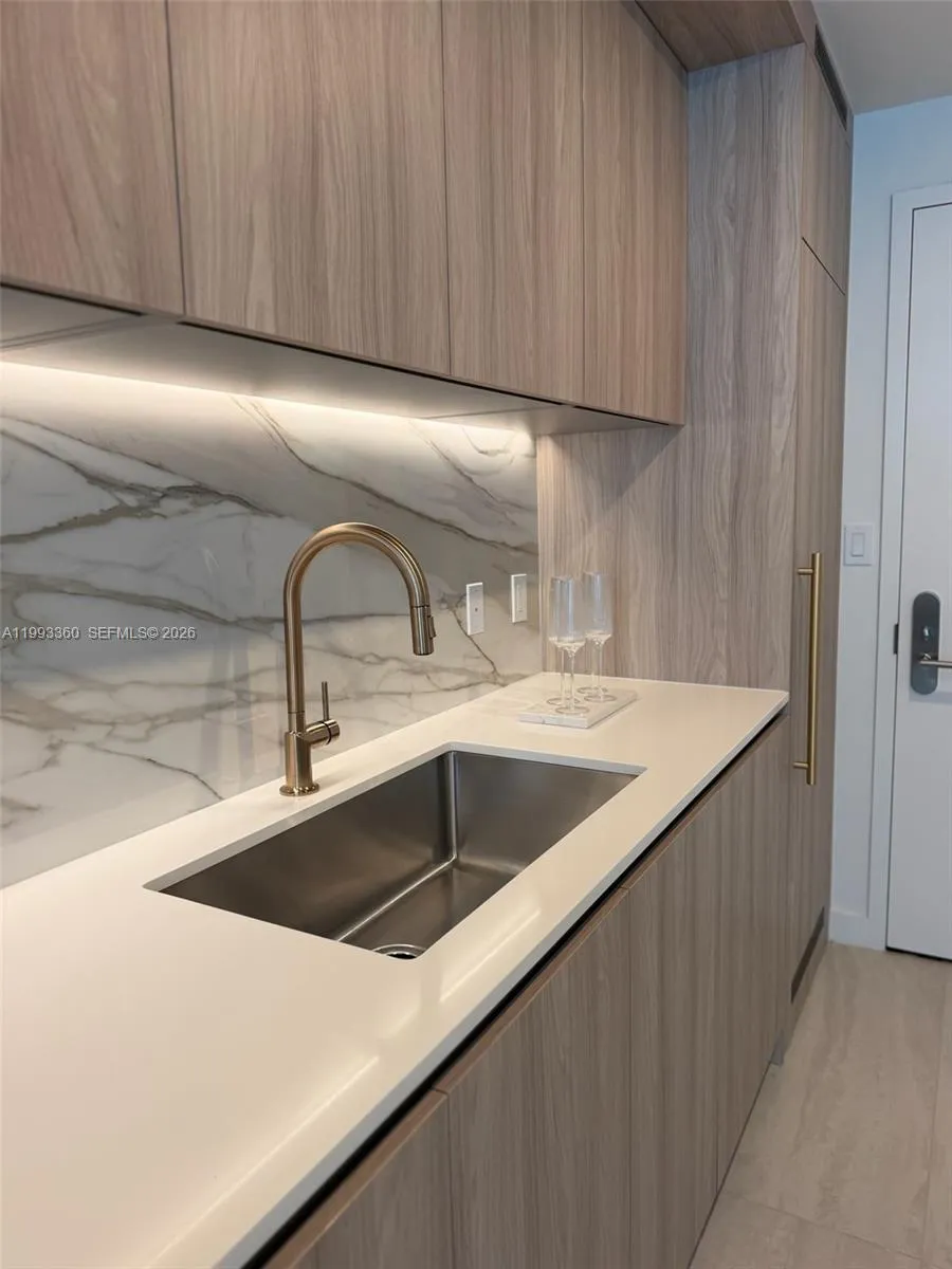 77 Se 5th St 1608, Miami, Florida 33131, Miami, Florida 33131, 1 Bedroom Bedrooms, ,1 BathroomBathrooms,Residential Lease,For Rent,77 Se 5th St 1608, Miami, Florida 33131,A11993360