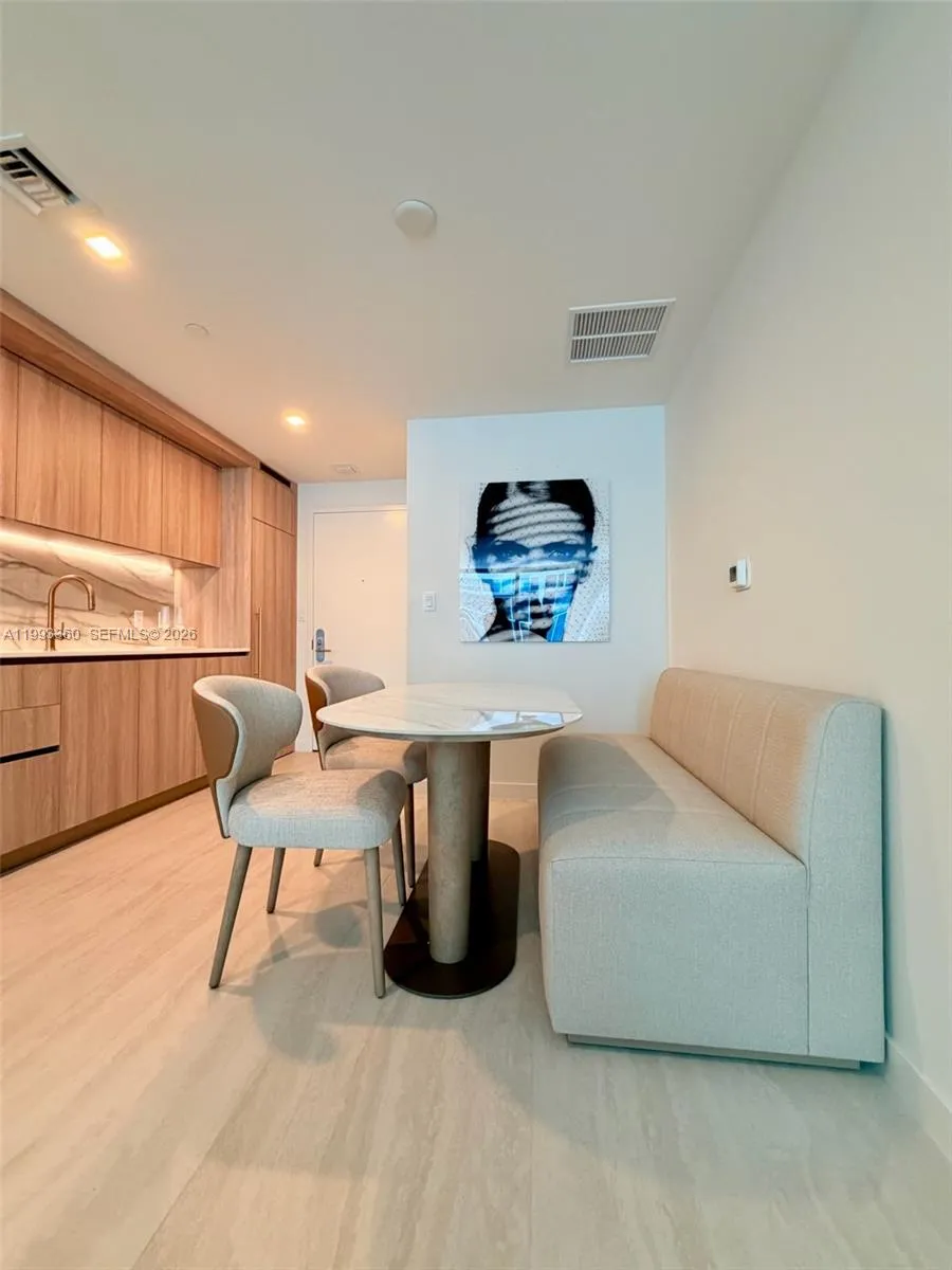 77 Se 5th St 1608, Miami, Florida 33131, Miami, Florida 33131, 1 Bedroom Bedrooms, ,1 BathroomBathrooms,Residential Lease,For Rent,77 Se 5th St 1608, Miami, Florida 33131,A11993360