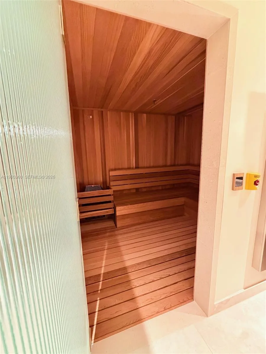 77 Se 5th St 1608, Miami, Florida 33131, Miami, Florida 33131, 1 Bedroom Bedrooms, ,1 BathroomBathrooms,Residential Lease,For Rent,77 Se 5th St 1608, Miami, Florida 33131,A11993360