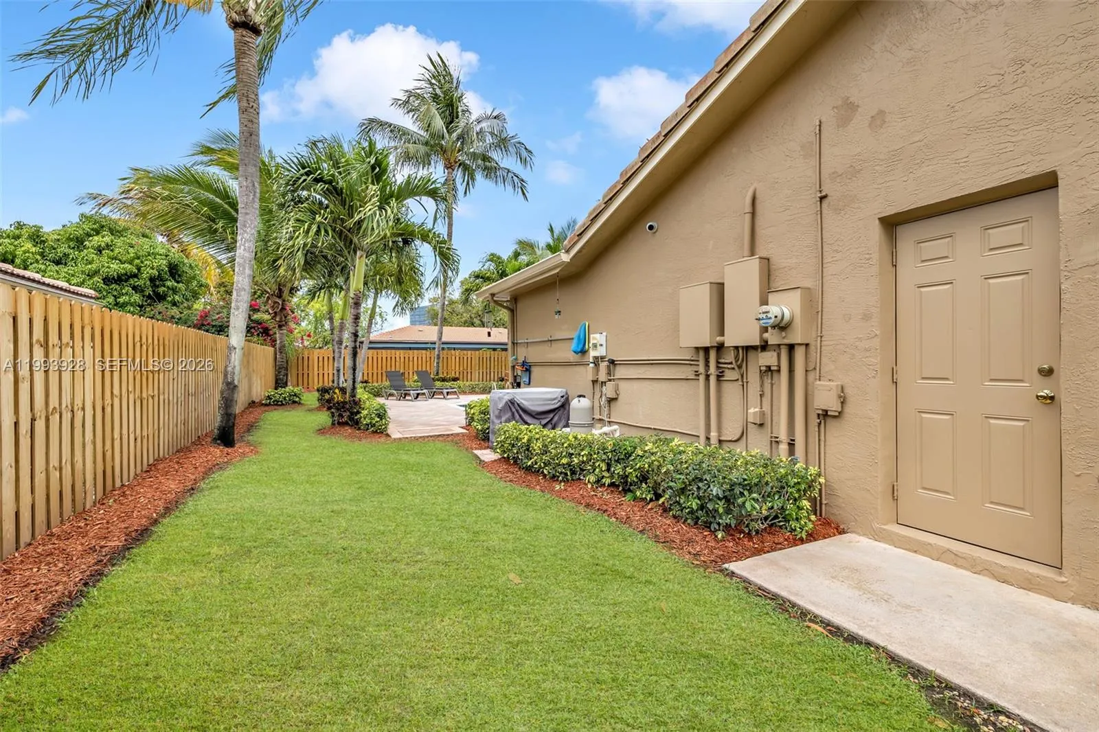 SIDE YARD