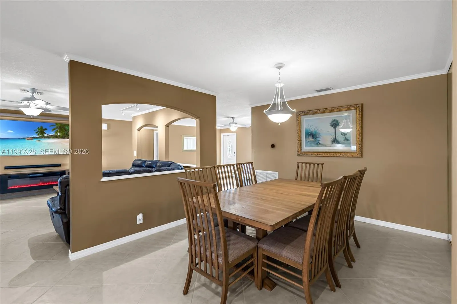 SPACIOUS DINING AREA