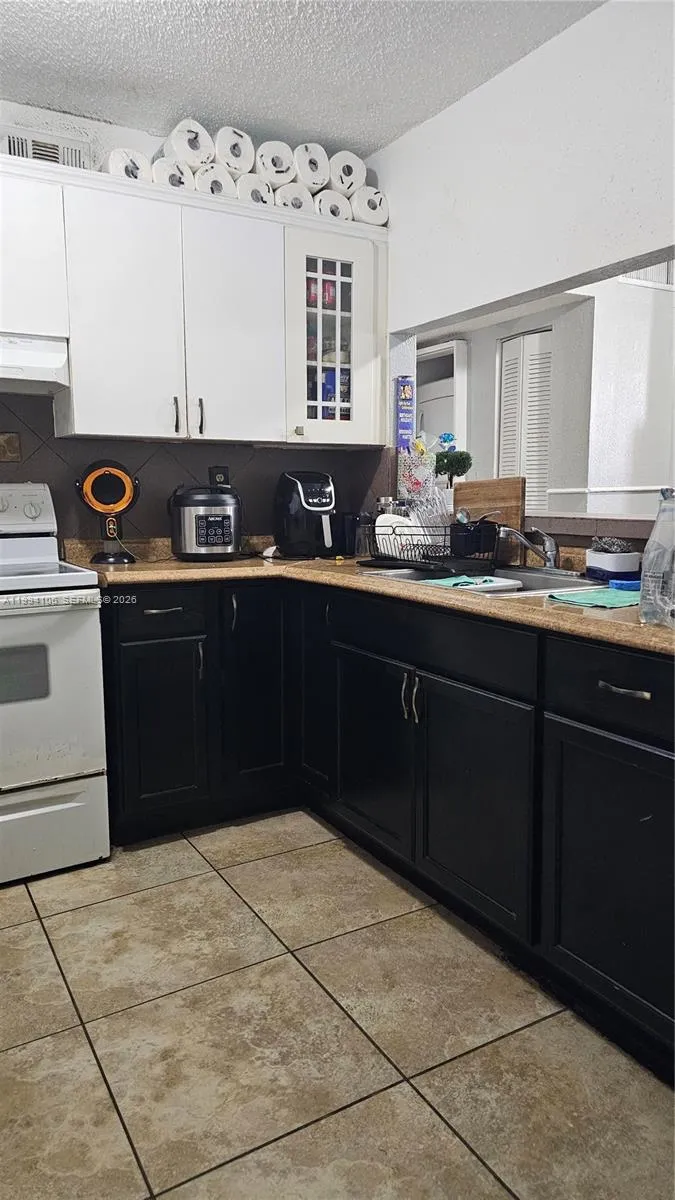 8075 Nw 7th St 401, Miami, Florida 33126, Miami, Florida 33126, 2 Bedrooms Bedrooms, ,2 BathroomsBathrooms,Residential Lease,For Rent,8075 Nw 7th St 401, Miami, Florida 33126,A11994106