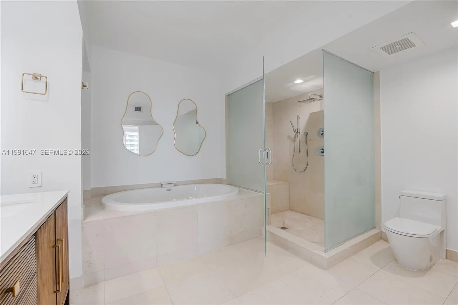 450 Alton Road 906, Miami Beach, Florida 33139, Miami Beach, Florida 33139, 2 Bedrooms Bedrooms, ,2 BathroomsBathrooms,Residential Lease,For Rent,450 Alton Road 906, Miami Beach, Florida 33139,A11991647