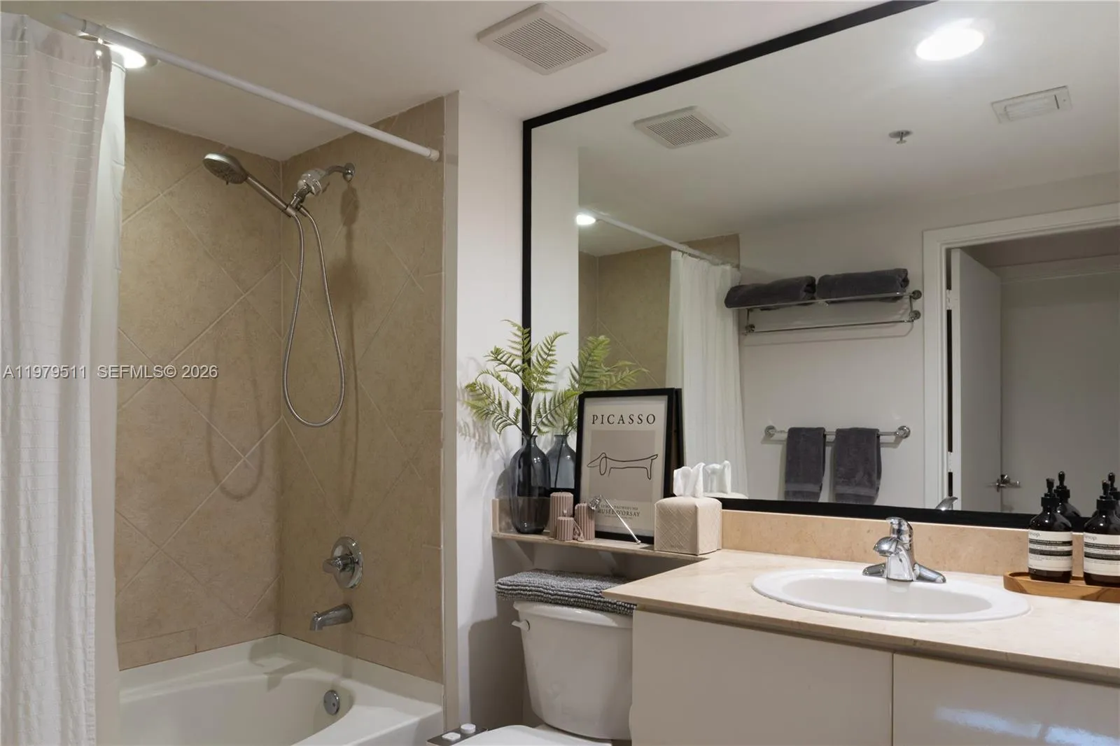 325 S Biscayne Blvd 2724, Miami, Florida 33131, Miami, Florida 33131, 1 Bedroom Bedrooms, ,1 BathroomBathrooms,Residential Lease,For Rent,325 S Biscayne Blvd 2724, Miami, Florida 33131,A11979511