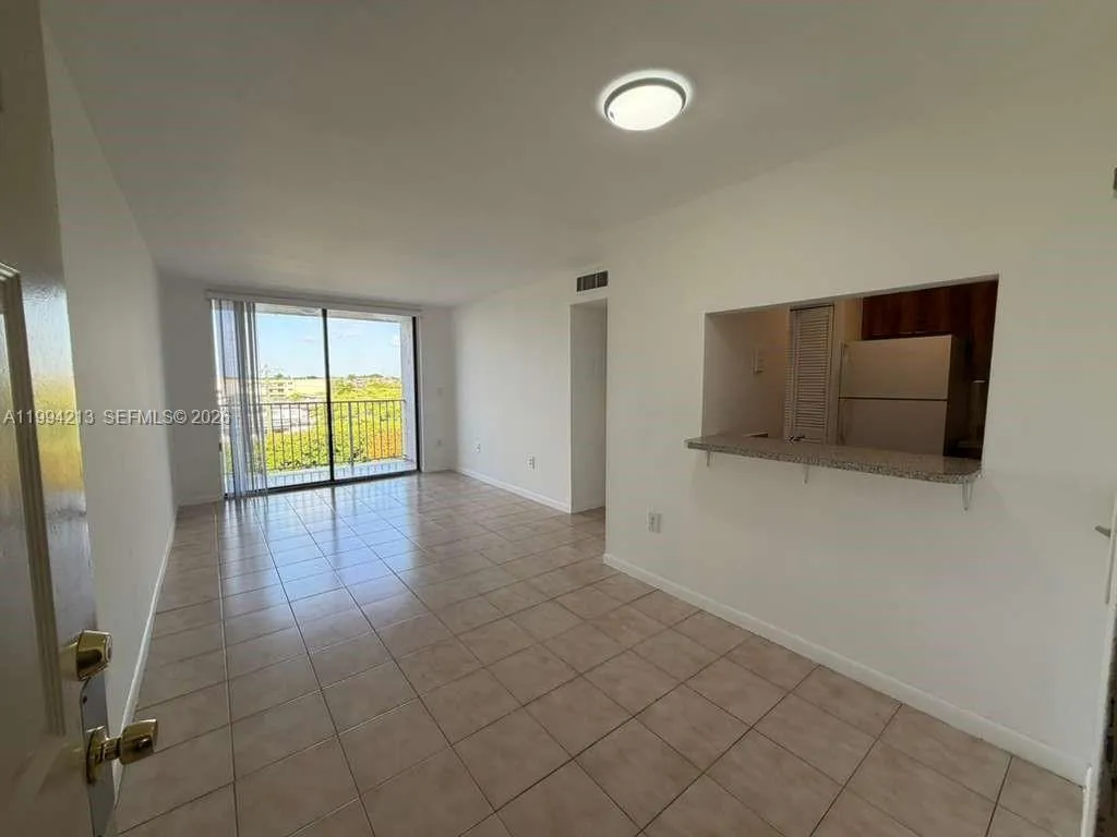 8185 Nw 7th St 517, Miami, Florida 33126, Miami, Florida 33126, 2 Bedrooms Bedrooms, ,2 BathroomsBathrooms,Residential Lease,For Rent,8185 Nw 7th St 517, Miami, Florida 33126,A11994213