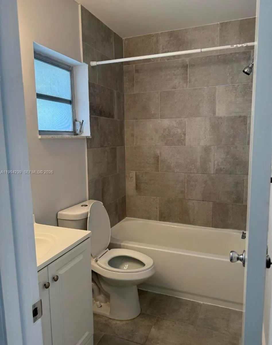 1824 Monroe St 8, Hollywood, Florida 33020, Hollywood, Florida 33020, 1 Bedroom Bedrooms, ,1 BathroomBathrooms,Residential Lease,For Rent,1824 Monroe St 8, Hollywood, Florida 33020,A11994239
