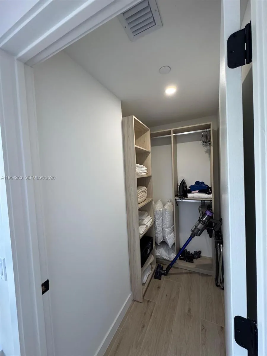 225 N Miami Ave 302, Miami, Florida 33128, Miami, Florida 33128, 1 Bedroom Bedrooms, ,1 BathroomBathrooms,Residential Lease,For Rent,225 N Miami Ave 302, Miami, Florida 33128,A11994263