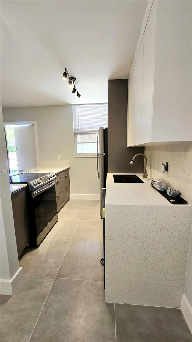 1811 Jefferson St 202, Hollywood, Florida 33020, Hollywood, Florida 33020, 1 Bedroom Bedrooms, ,1 BathroomBathrooms,Residential Lease,For Rent,1811 Jefferson St 202, Hollywood, Florida 33020,A11994288