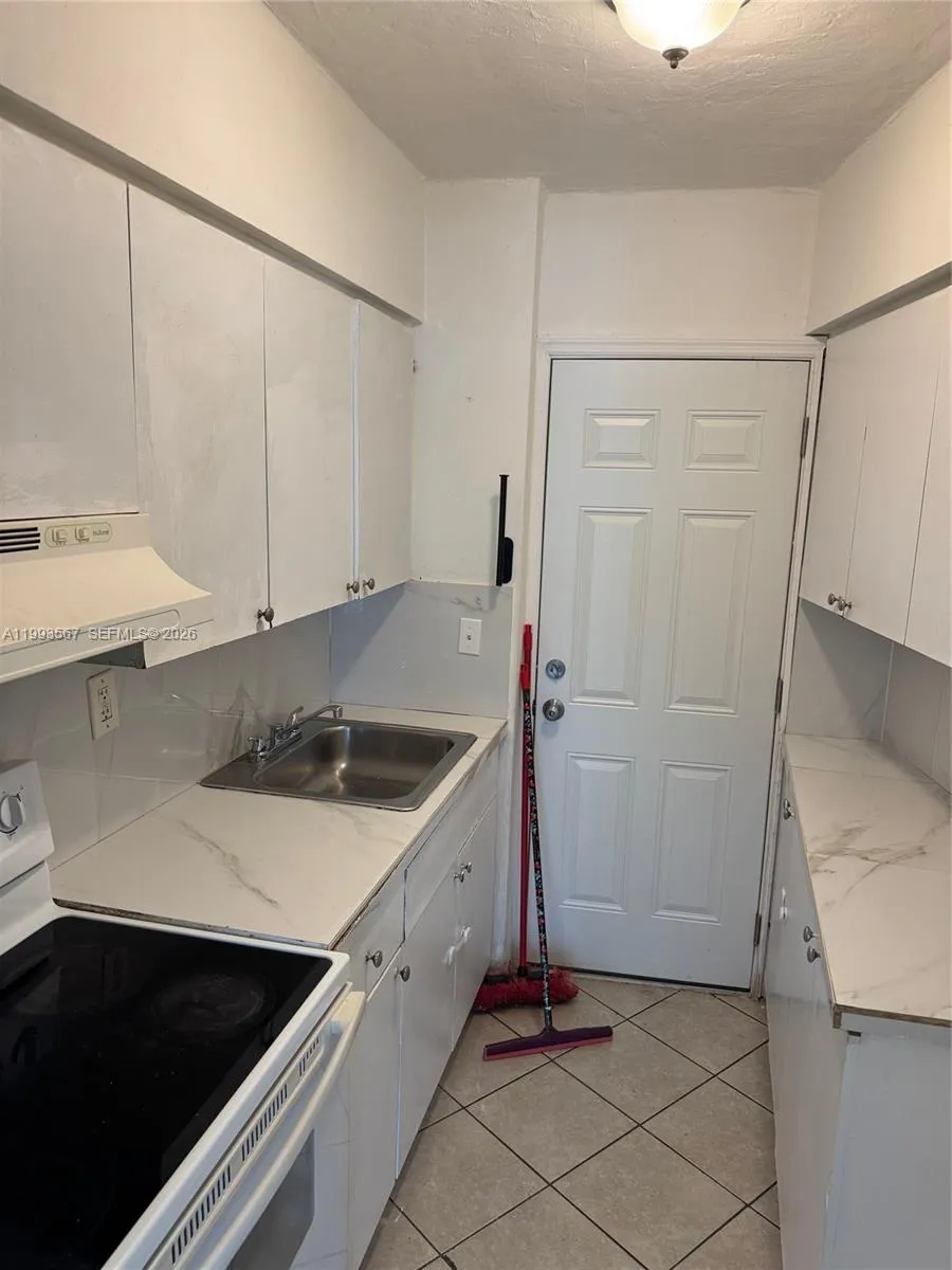 11 Sw 52nd Ave 1b, Miami, Florida 33134, Miami, Florida 33134, 2 Bedrooms Bedrooms, ,2 BathroomsBathrooms,Residential Lease,For Rent,11 Sw 52nd Ave 1b, Miami, Florida 33134,A11993567