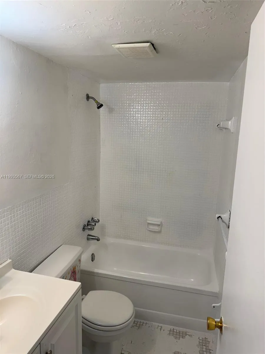 11 Sw 52nd Ave 1b, Miami, Florida 33134, Miami, Florida 33134, 2 Bedrooms Bedrooms, ,2 BathroomsBathrooms,Residential Lease,For Rent,11 Sw 52nd Ave 1b, Miami, Florida 33134,A11993567