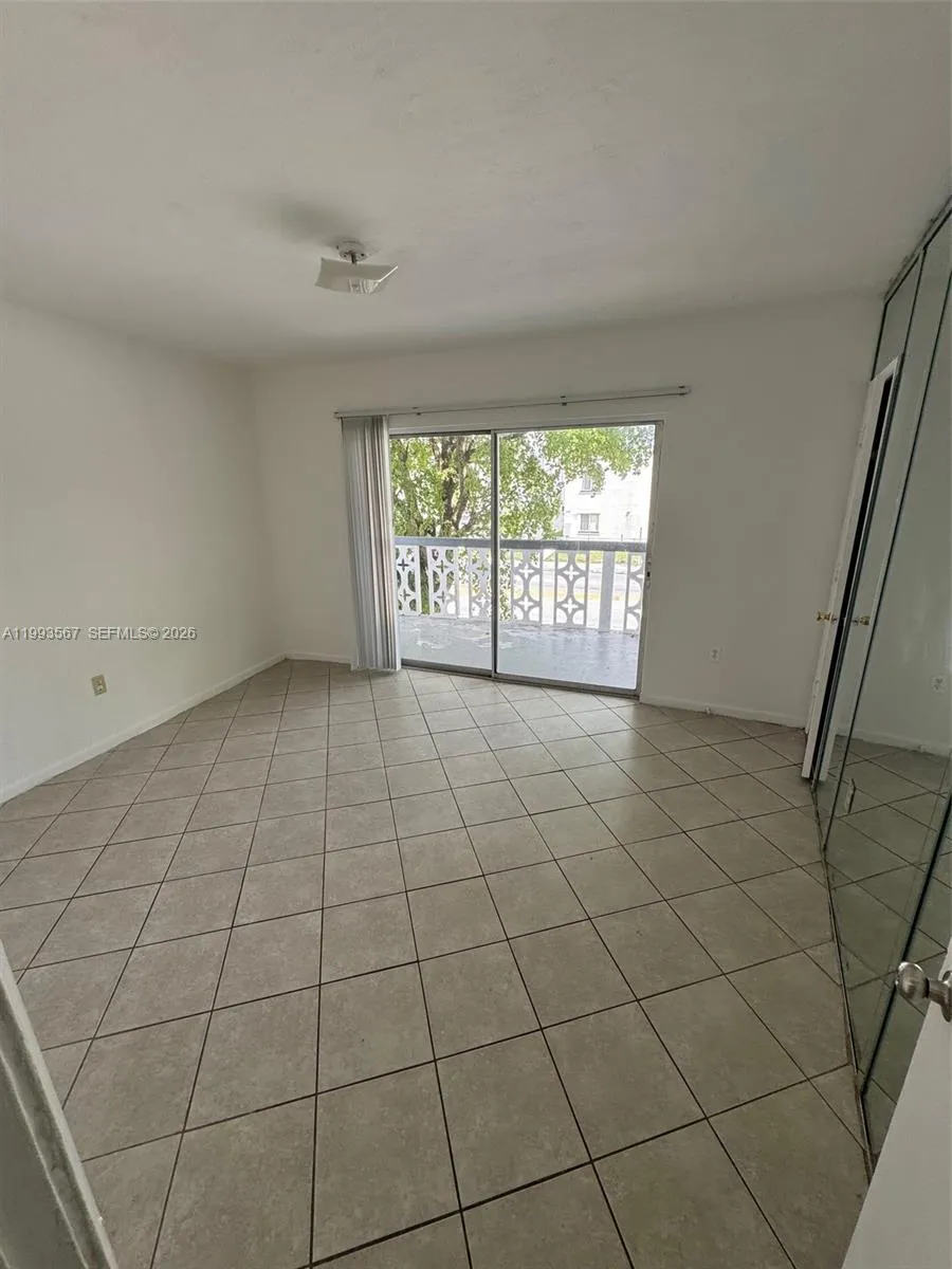 11 Sw 52nd Ave 1b, Miami, Florida 33134, Miami, Florida 33134, 2 Bedrooms Bedrooms, ,2 BathroomsBathrooms,Residential Lease,For Rent,11 Sw 52nd Ave 1b, Miami, Florida 33134,A11993567