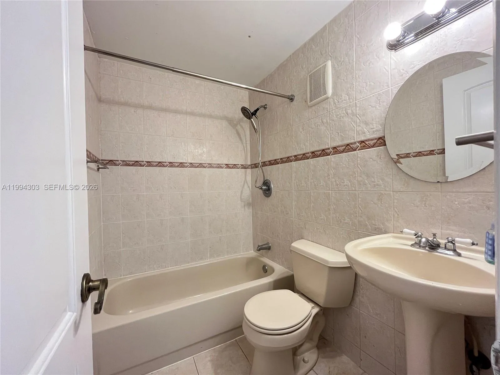 6702 Nw 190th St 6702, Hialeah, Florida 33015, Hialeah, Florida 33015, 2 Bedrooms Bedrooms, ,2 BathroomsBathrooms,Residential Lease,For Rent,6702 Nw 190th St 6702, Hialeah, Florida 33015,A11994303