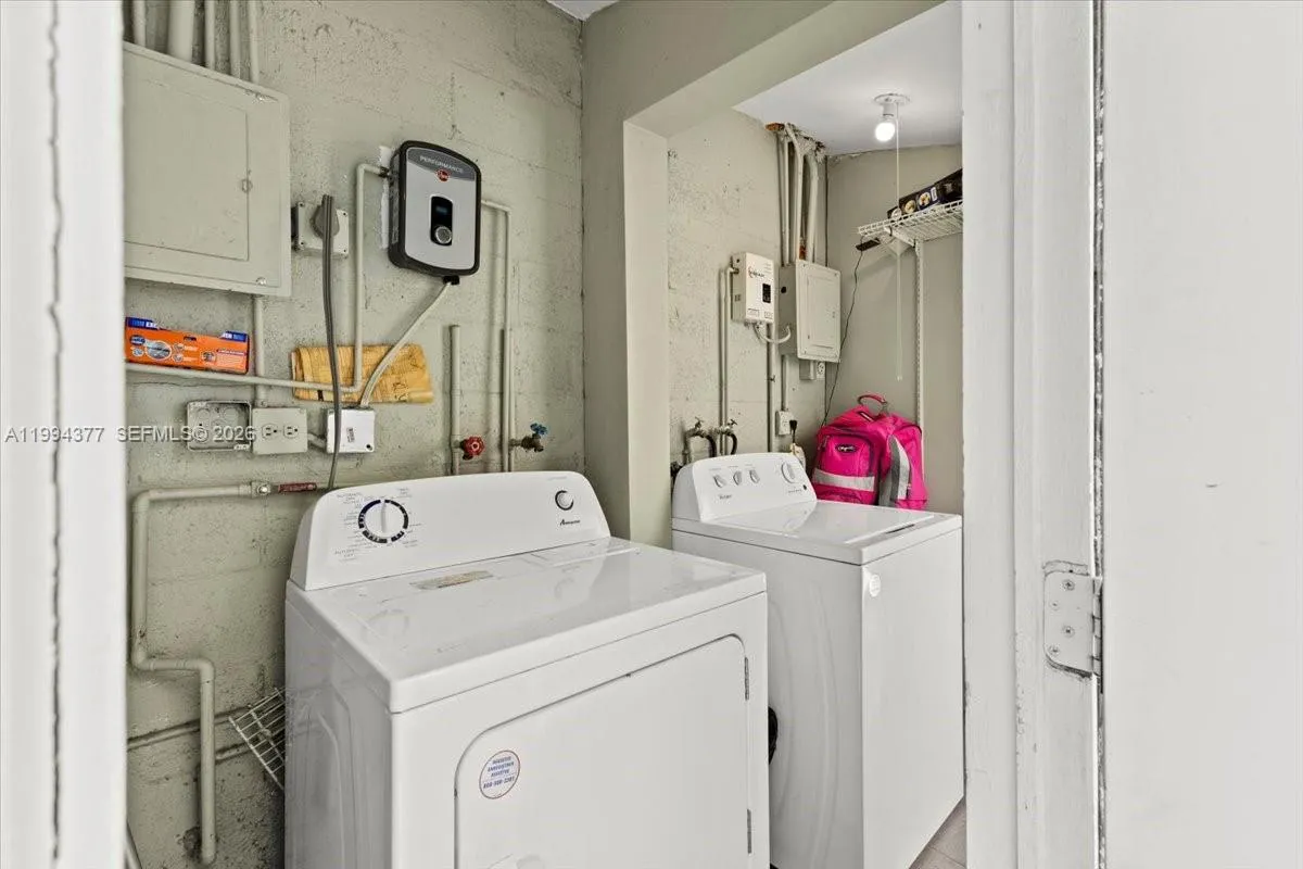 620 Sw 10th St 1, Fort Lauderdale, Florida 33315, Fort Lauderdale, Florida 33315, 2 Bedrooms Bedrooms, ,1 BathroomBathrooms,Residential Lease,For Rent,620 Sw 10th St 1, Fort Lauderdale, Florida 33315,A11994377