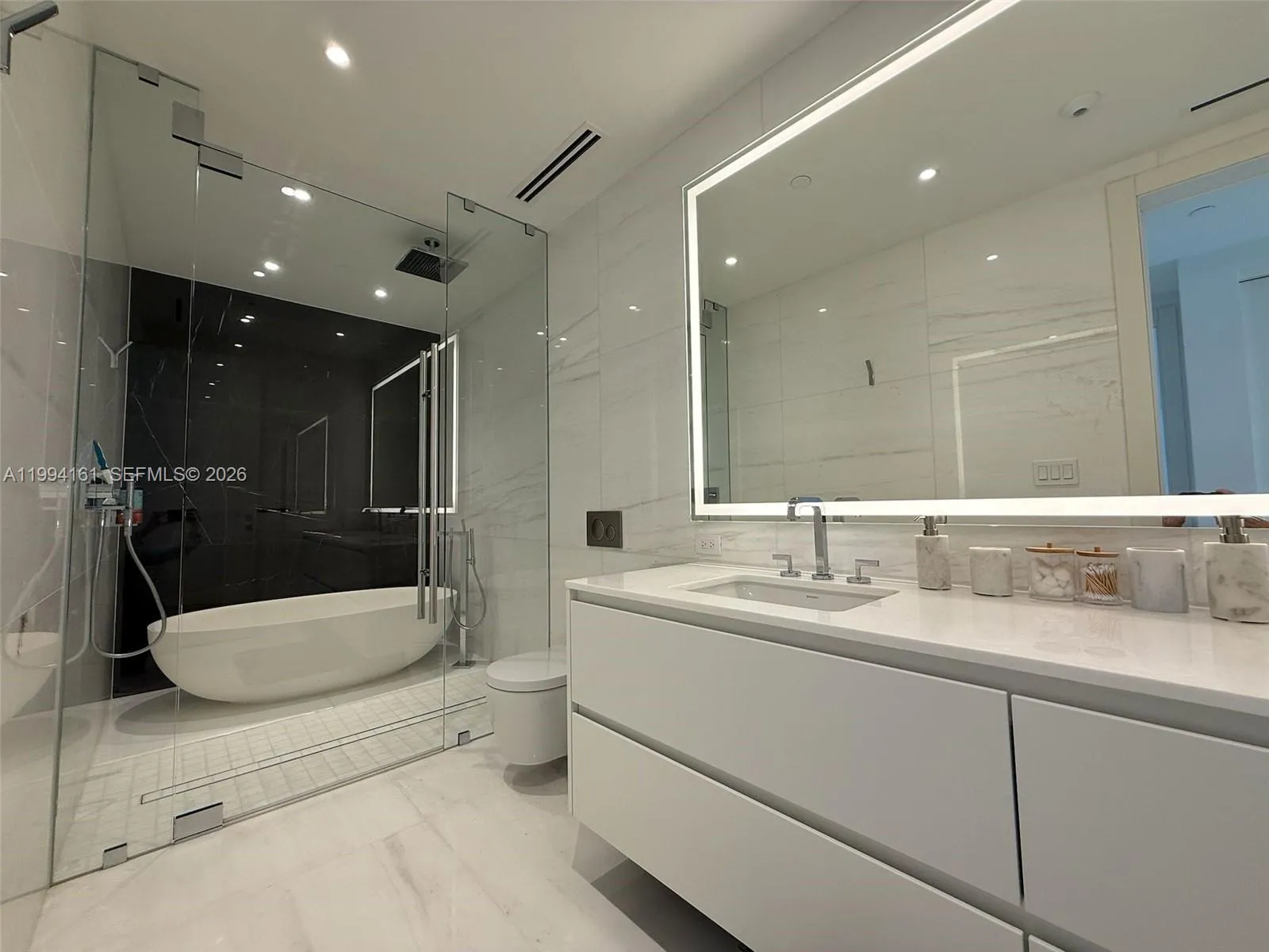 300 Biscayne Blvd Way 2706, Miami, Florida 33131, Miami, Florida 33131, 2 Bedrooms Bedrooms, ,2 BathroomsBathrooms,Residential Lease,For Rent,300 Biscayne Blvd Way 2706, Miami, Florida 33131,A11994161