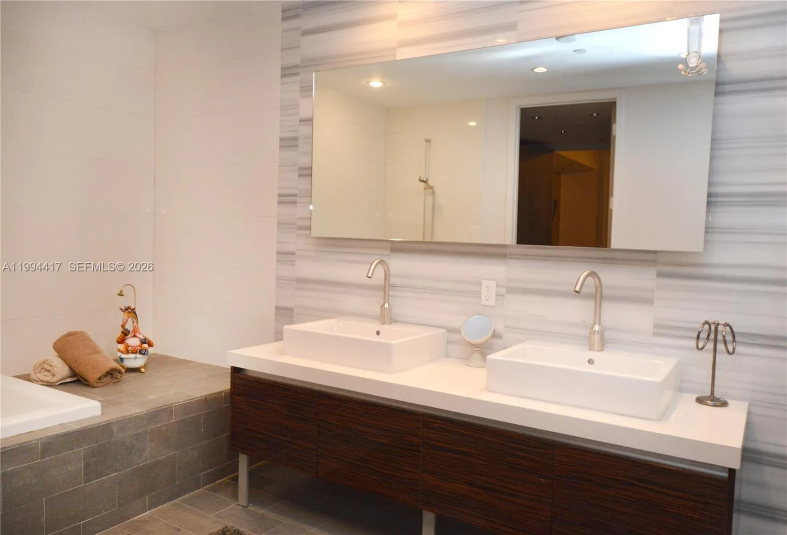 1100 Biscayne Blvd 6104, Miami, Florida 33132, Miami, Florida 33132, 3 Bedrooms Bedrooms, ,2 BathroomsBathrooms,Residential Lease,For Rent,1100 Biscayne Blvd 6104, Miami, Florida 33132,A11994417