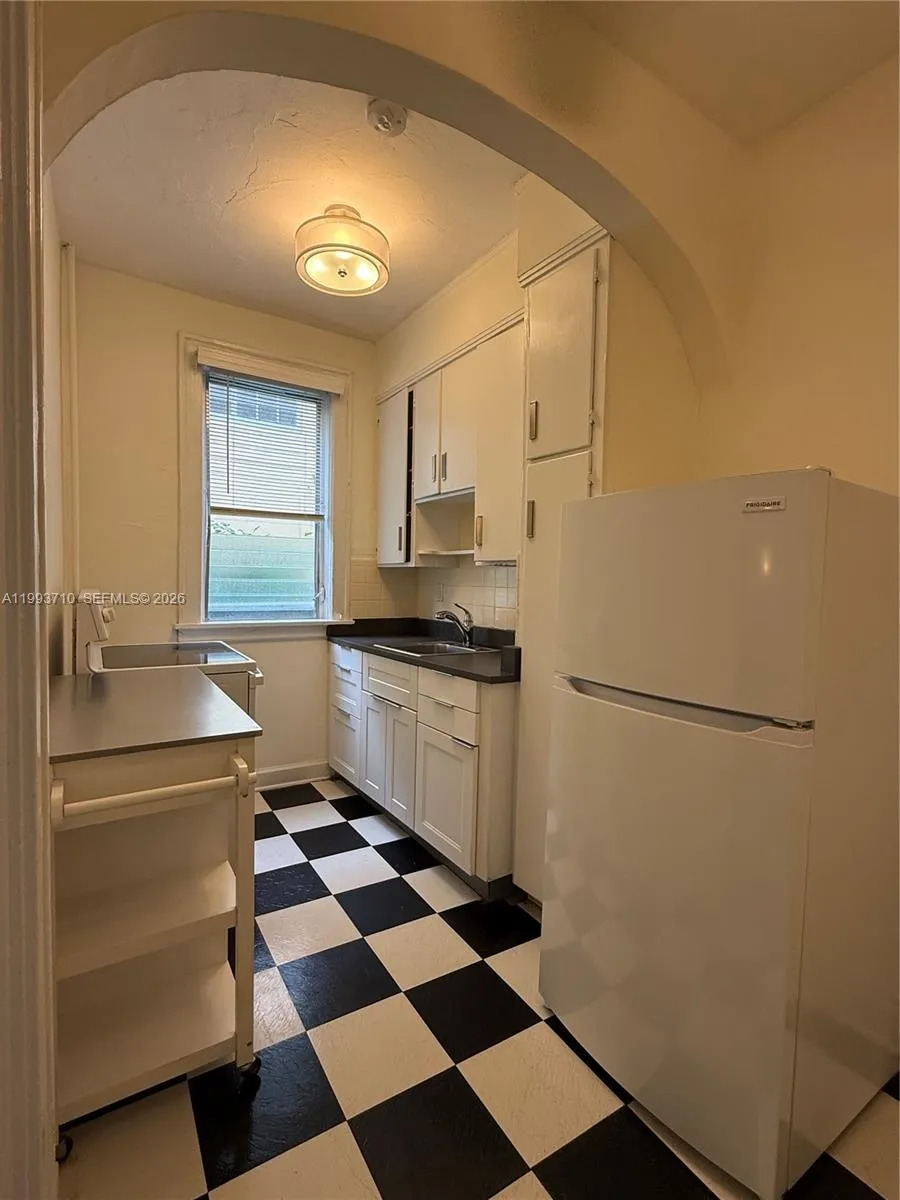 1361 Meridian Ave 4, Miami Beach, Florida 33139, Miami Beach, Florida 33139, ,1 BathroomBathrooms,Residential Lease,For Rent,1361 Meridian Ave 4, Miami Beach, Florida 33139,A11993710