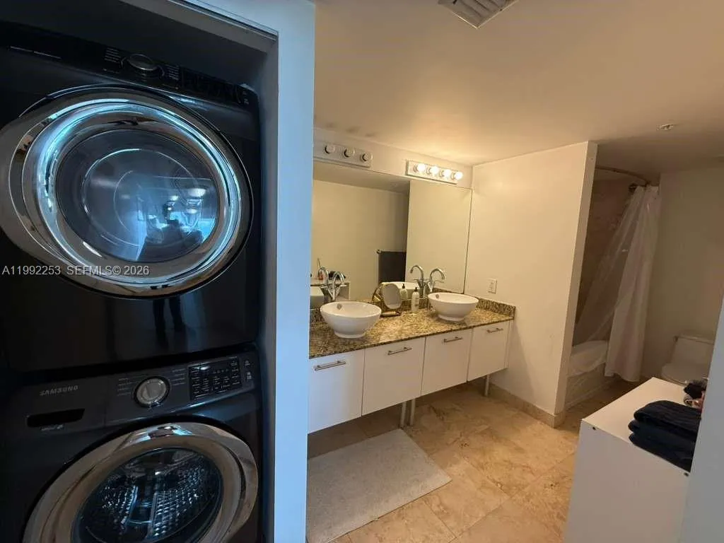 41 Se 5th St 2307, Miami, Florida 33131, Miami, Florida 33131, 2 Bedrooms Bedrooms, ,2 BathroomsBathrooms,Residential Lease,For Rent,41 Se 5th St 2307, Miami, Florida 33131,A11992253
