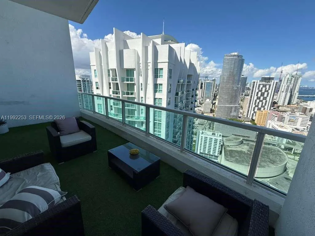 41 Se 5th St 2307, Miami, Florida 33131, Miami, Florida 33131, 2 Bedrooms Bedrooms, ,2 BathroomsBathrooms,Residential Lease,For Rent,41 Se 5th St 2307, Miami, Florida 33131,A11992253