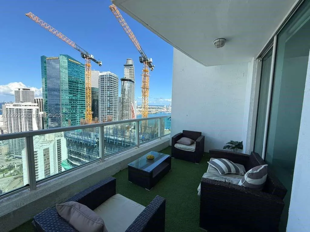 41 Se 5th St 2307, Miami, Florida 33131, Miami, Florida 33131, 2 Bedrooms Bedrooms, ,2 BathroomsBathrooms,Residential Lease,For Rent,41 Se 5th St 2307, Miami, Florida 33131,A11992253