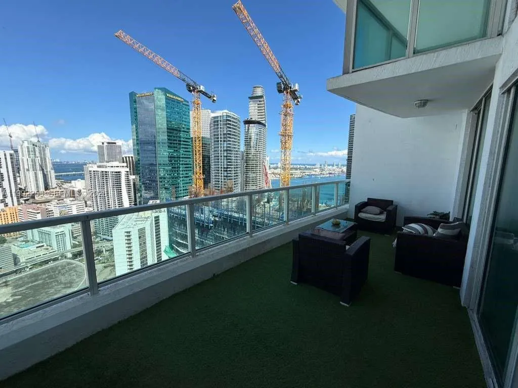 41 Se 5th St 2307, Miami, Florida 33131, Miami, Florida 33131, 2 Bedrooms Bedrooms, ,2 BathroomsBathrooms,Residential Lease,For Rent,41 Se 5th St 2307, Miami, Florida 33131,A11992253