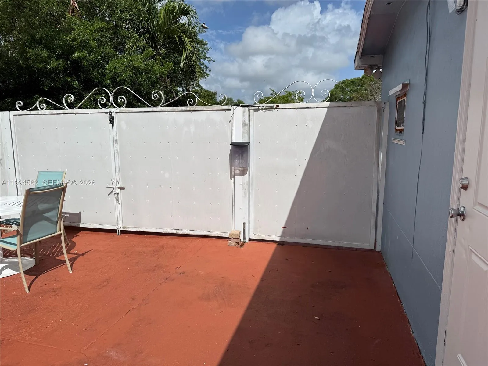 Private entrance via outdoor gate