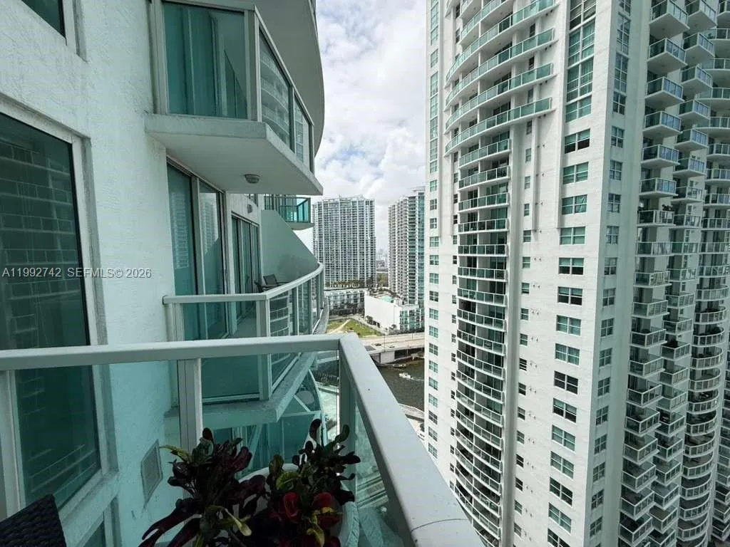 41 Se 5th St 1505, Miami, Florida 33131, Miami, Florida 33131, 1 Bedroom Bedrooms, ,1 BathroomBathrooms,Residential Lease,For Rent,41 Se 5th St 1505, Miami, Florida 33131,A11992742