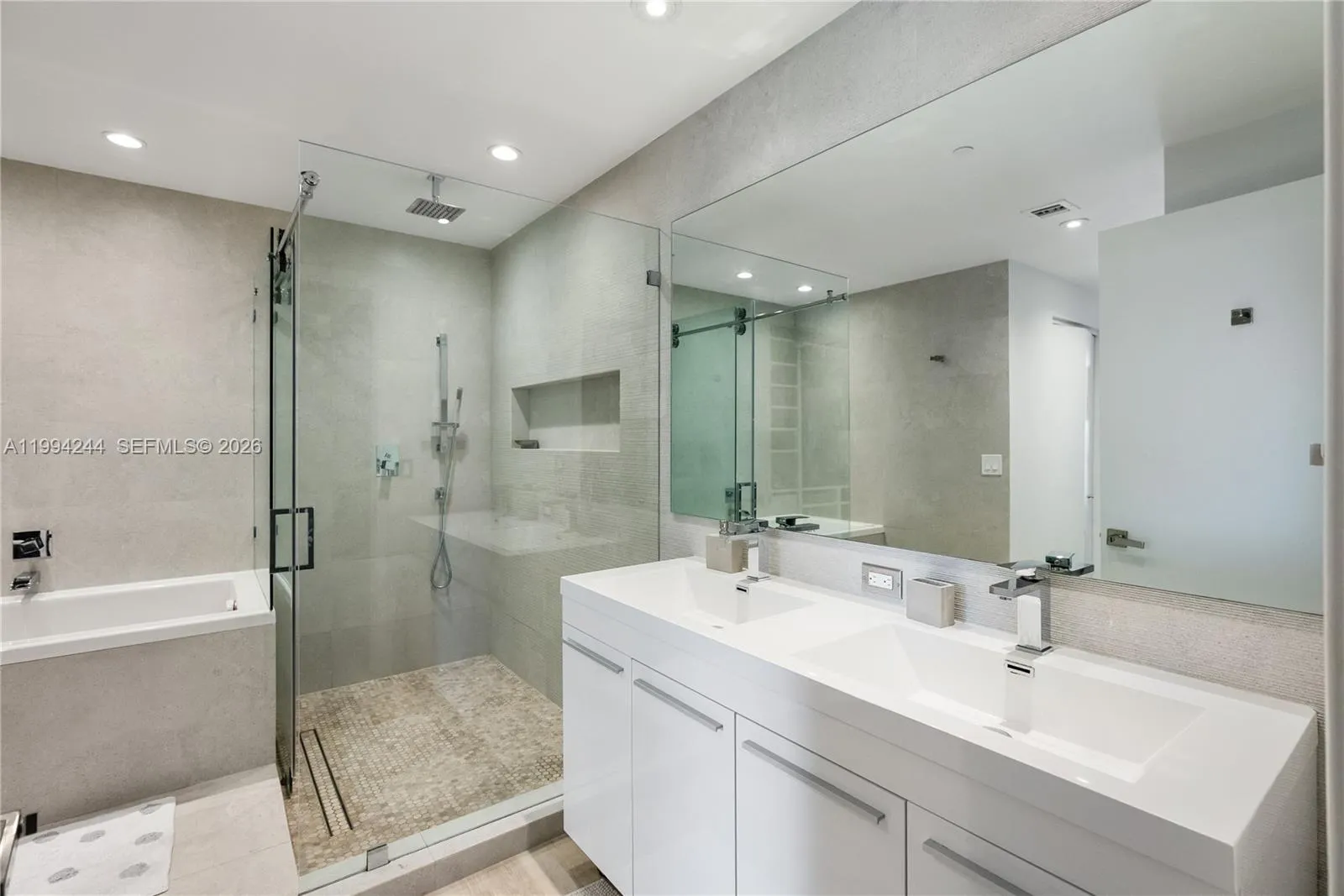 901 Brickell Key Blvd 305, Miami, Florida 33131, Miami, Florida 33131, 2 Bedrooms Bedrooms, ,2 BathroomsBathrooms,Residential Lease,For Rent,901 Brickell Key Blvd 305, Miami, Florida 33131,A11994244