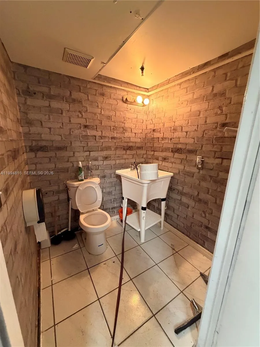 7034 Nw 50th St 3-2, Miami, Florida 33166, Miami, Florida 33166, ,Commercial Lease,For Rent,7034 Nw 50th St 3-2, Miami, Florida 33166,A11994816
