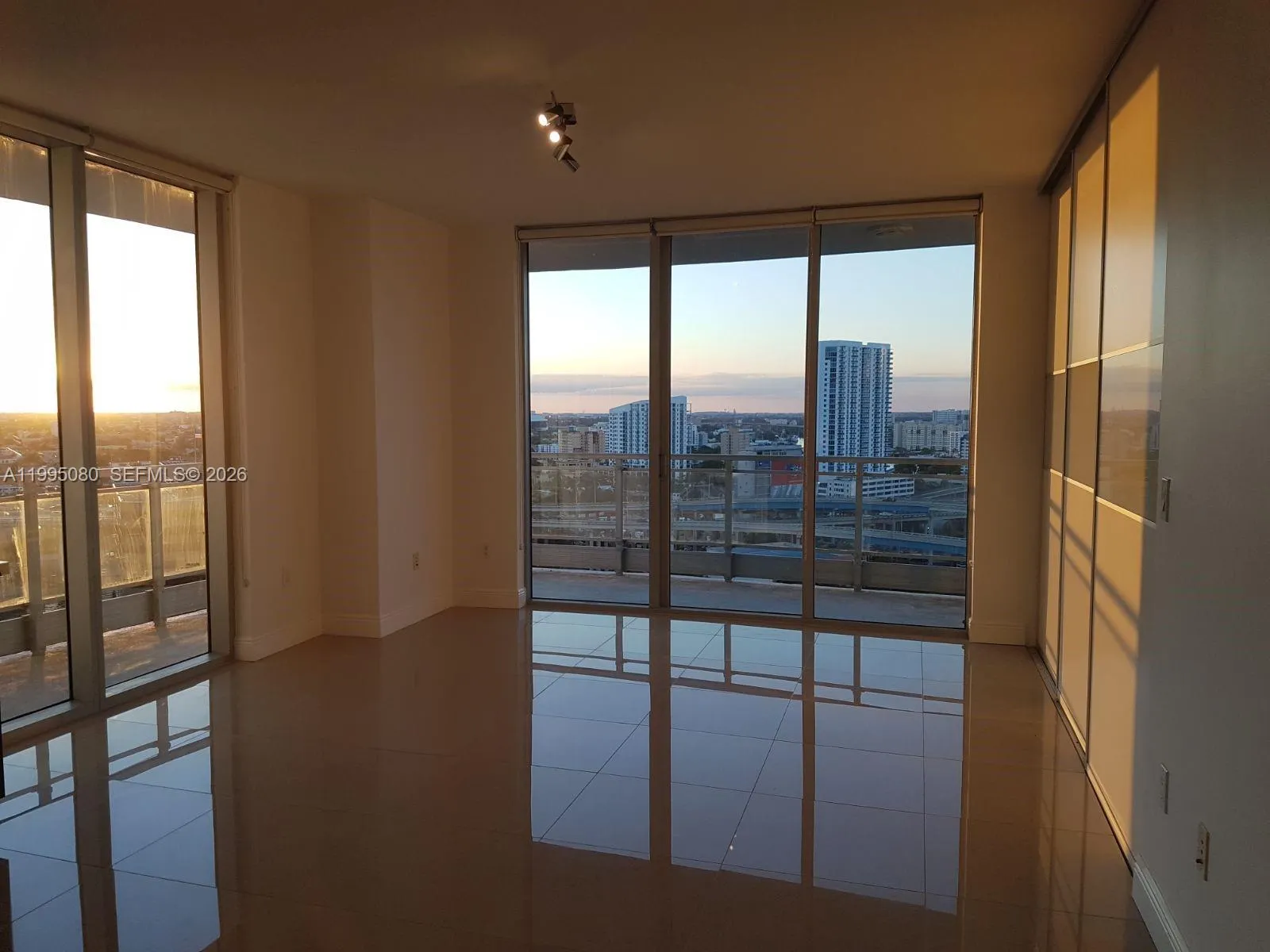 90 Sw 3rd St 2112, Miami, Florida 33130, Miami, Florida 33130, 1 Bedroom Bedrooms, ,1 BathroomBathrooms,Residential Lease,For Rent,90 Sw 3rd St 2112, Miami, Florida 33130,A11995080