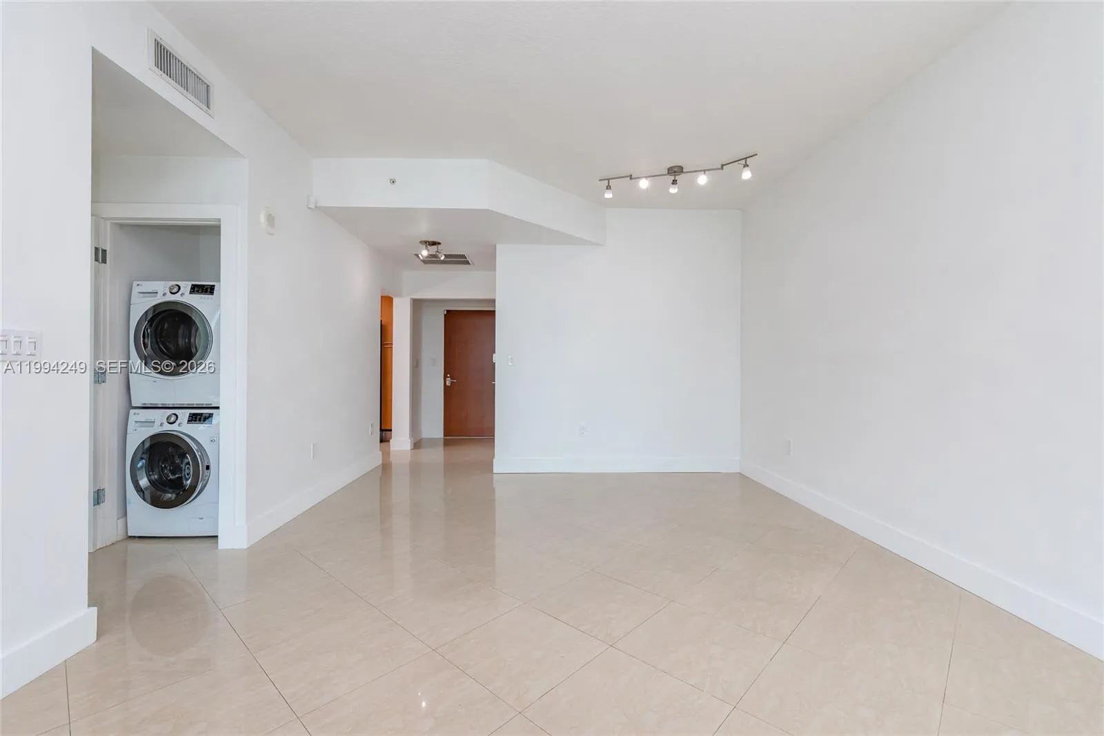 31 Se 5th St 3914, Miami, Florida 33131, Miami, Florida 33131, 2 Bedrooms Bedrooms, ,2 BathroomsBathrooms,Residential Lease,For Rent,31 Se 5th St 3914, Miami, Florida 33131,A11994249