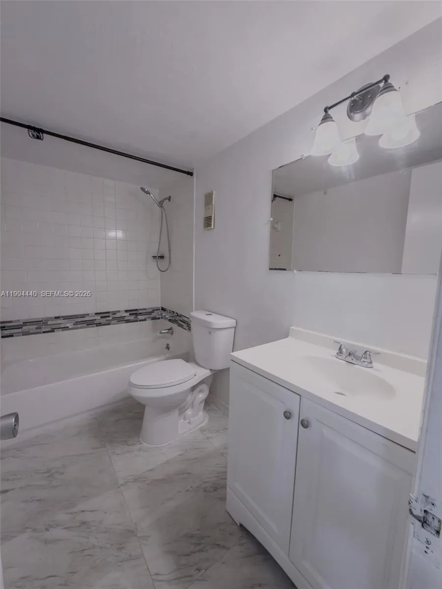 8411 Nw 8th St 301, Miami, Florida 33126, Miami, Florida 33126, 2 Bedrooms Bedrooms, ,2 BathroomsBathrooms,Residential Lease,For Rent,8411 Nw 8th St 301, Miami, Florida 33126,A11994440