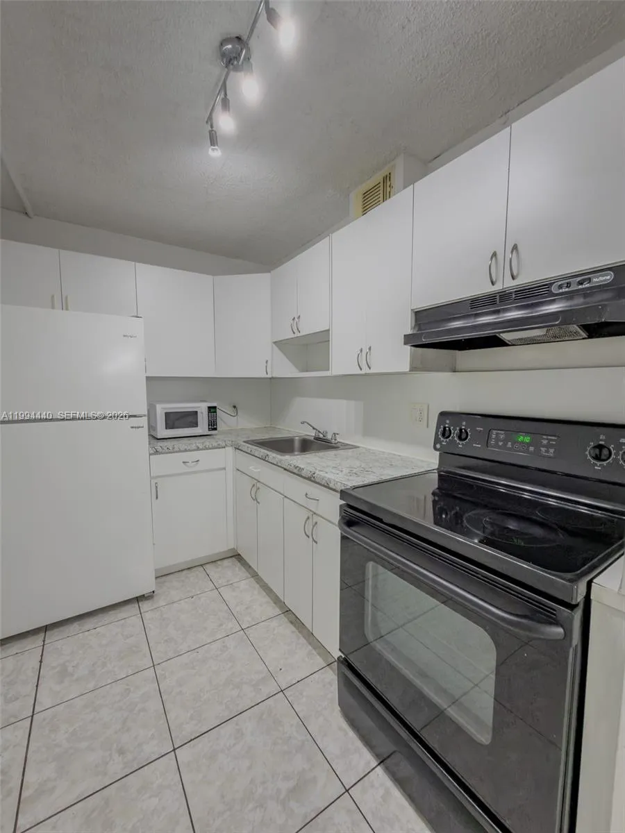 8411 Nw 8th St 301, Miami, Florida 33126, Miami, Florida 33126, 2 Bedrooms Bedrooms, ,2 BathroomsBathrooms,Residential Lease,For Rent,8411 Nw 8th St 301, Miami, Florida 33126,A11994440