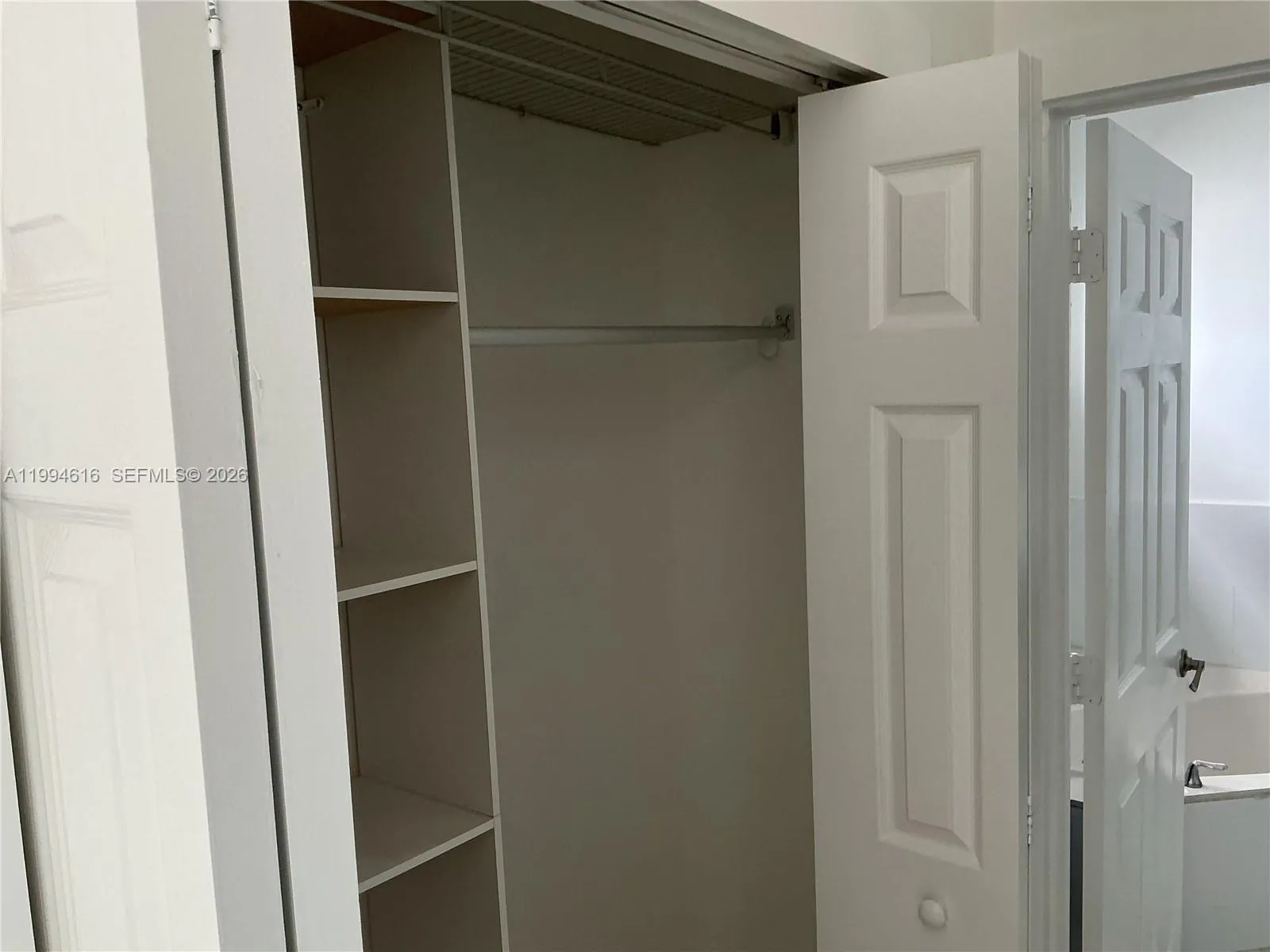 master closet across from walk in\n