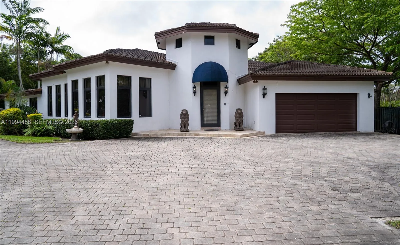 Regal estate with double car garage with entrance and exit on 2 streets