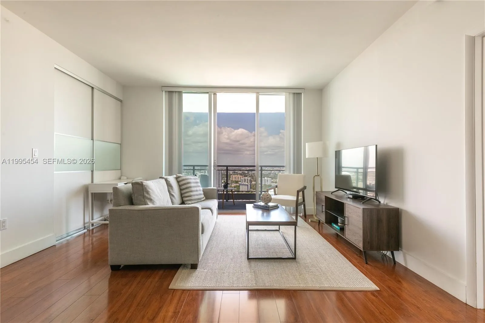 90 Sw 3rd St 3806, Miami, Florida 33130, Miami, Florida 33130, 2 Bedrooms Bedrooms, ,2 BathroomsBathrooms,Residential Lease,For Rent,90 Sw 3rd St 3806, Miami, Florida 33130,A11995454