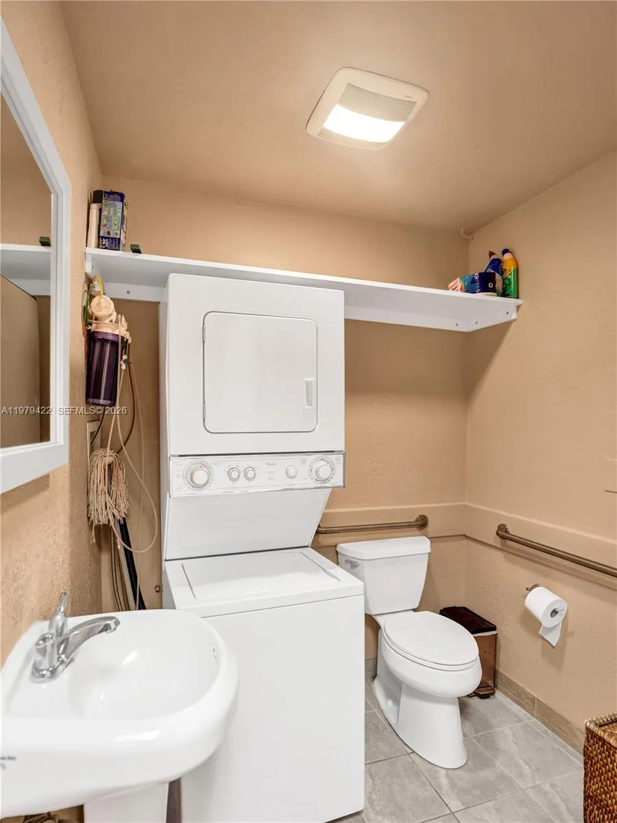 !/2 bath off of kitchen