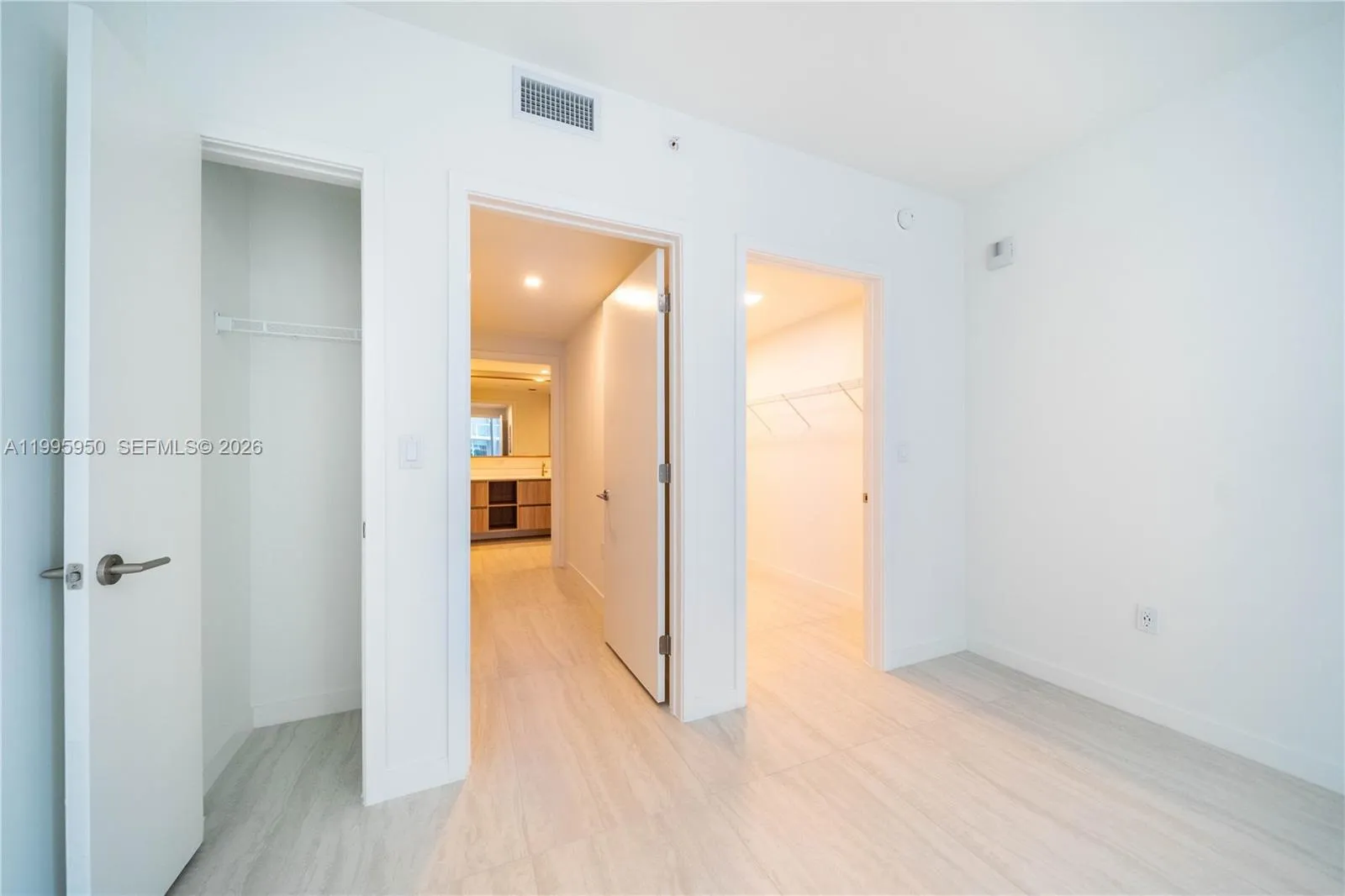 77 Se 5th Street 2908, Miami, Florida 33131, Miami, Florida 33131, 1 Bedroom Bedrooms, ,1 BathroomBathrooms,Residential Lease,For Rent,77 Se 5th Street 2908, Miami, Florida 33131,A11995950